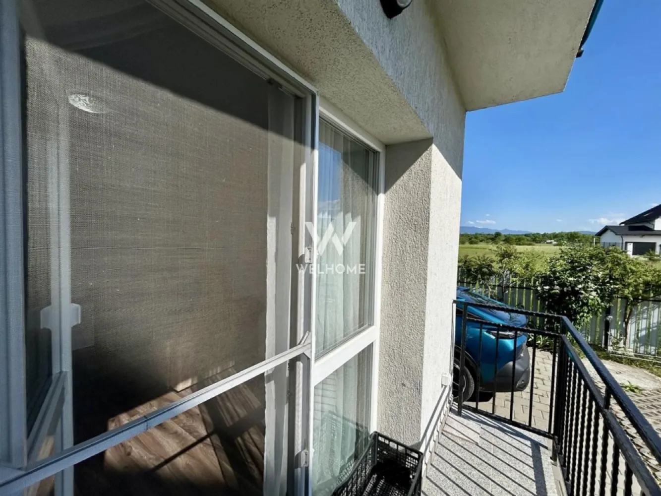 Apartament 2 camere, decomandat, 2 locuri de parcare - C. Arhitectilor - Agentia Imobiliara Welhome vă propune spre vânzare un apartament cu 2 camere, decomandat, situat în Cartierul Arhitecților din Sibiu, într-o zonă rezidențială modernă, aflată în continuă dezvoltare.

Apartamentul este amplasat la parterul unui imobil cu 3 etaje și dispune de o suprafață utilă de 48 mp, la care se adaugă balconul. În preț sunt incluse 2 locuri de parcare.

Compartimentare:
• Hol de acces
• Living luminos
• Dormitor
• Bucătărie separată
• Baie cu geam 
• Balcon

Avantaje:
• Apartament decomandat
• Complet mobilat și utilat
• Încălzire în pardoseală
• Bucătărie separată
• Baie cu geam
• Finisaje moderne
• Spații bine compartimentate și luminoase
• 2 locuri de parcare incluse
• Liber de sarcini
• Intabulat
• Ideal pentru locuit sau investiție

Localizare: Cartierul Arhitecților, Sibiu