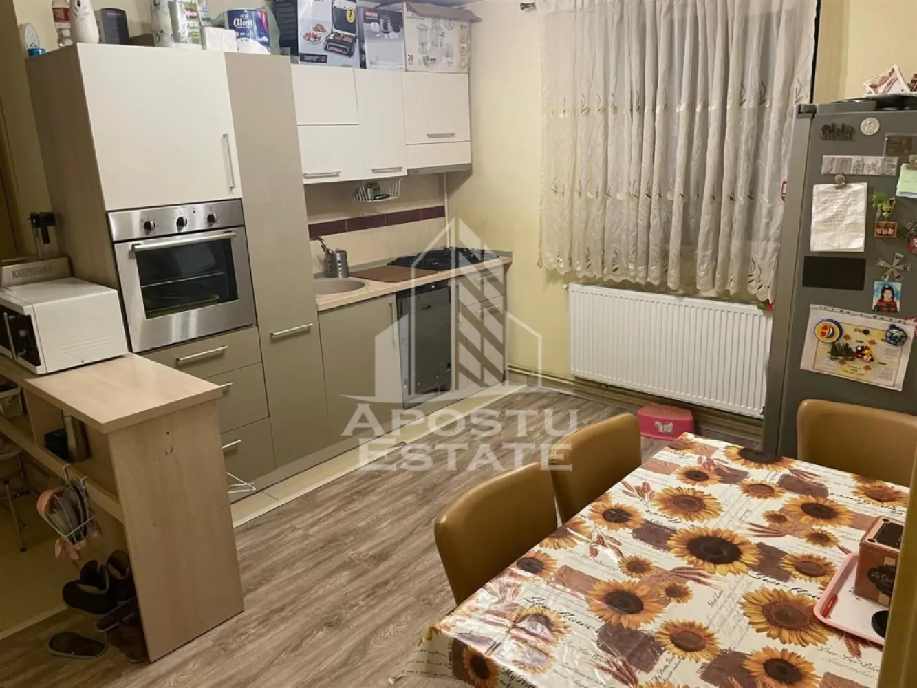 Penthouse cu 4 camere pe 2 nivele In Giroc langa scoala. - APOSTU ESTATE va propune spre vanzare un apartament de tip Penthouse cu 3 camere situat in centrul localitatii Giroc. Drumul de acces spre imobil este asfaltat. 
In apropiere avem magazine si supermarket-uri precum Lidl Peny Carrefour Mega Image scoala si gradinita la 3 minute de mers pe jos acces facil la mijlloace de transport in comun.
Apartamentul se vinde complet mobilat si utilat.
Imobilul este situat la etajul 3 din 3 are 112 mp utili alcatuiti din parter si mansarda.
Compartimentare:
In partera de jos:
- hol acces.
- bucatarie.
- living.
- 2 bai.

La mansarda:
- 2 dormitoate.
- 2 bai.

Detalii:
- constructie realizata in anul 2015 din caramida Porotherm partea de jos si din Bca mansarda.
- exterior izolat cu polistiren de 10 cm eps 80.
- geamuri termopan 3 sticle pentru izolare atat fonica cat si termica superioara.
- centrala proprie incalzire cu calorifere.
- aparat de aer conditionat.
- bucatarie complet mobilata si utilata.
- electrocasnice in stare buna de functionare (plita pe gaz cuptor electric masina de spalat vase frigider side by side masina de spalat rufe si uscator SmartTv.)
- dormitor cu mobilier realizat pe comanda dulap pe colt tip dressing pat matrimonial comoda tv si masuta de machiaj.

Utilitati complete: curent apa de la retea canalizare gaz internet prin fibra optica cablu Tv.

Pentru mai multe detalii nu ezitati sa ne contactati!
Acceptam orice fel de credit bancar. Oferim consultanta si solutii financiare prin colaboratorii nostri pentru a obtine cel mai avantajos credit Ipotecar sau Noua Casa.
Va asteptam cu drag la o vizionare chiar astazi!

CP1905604.