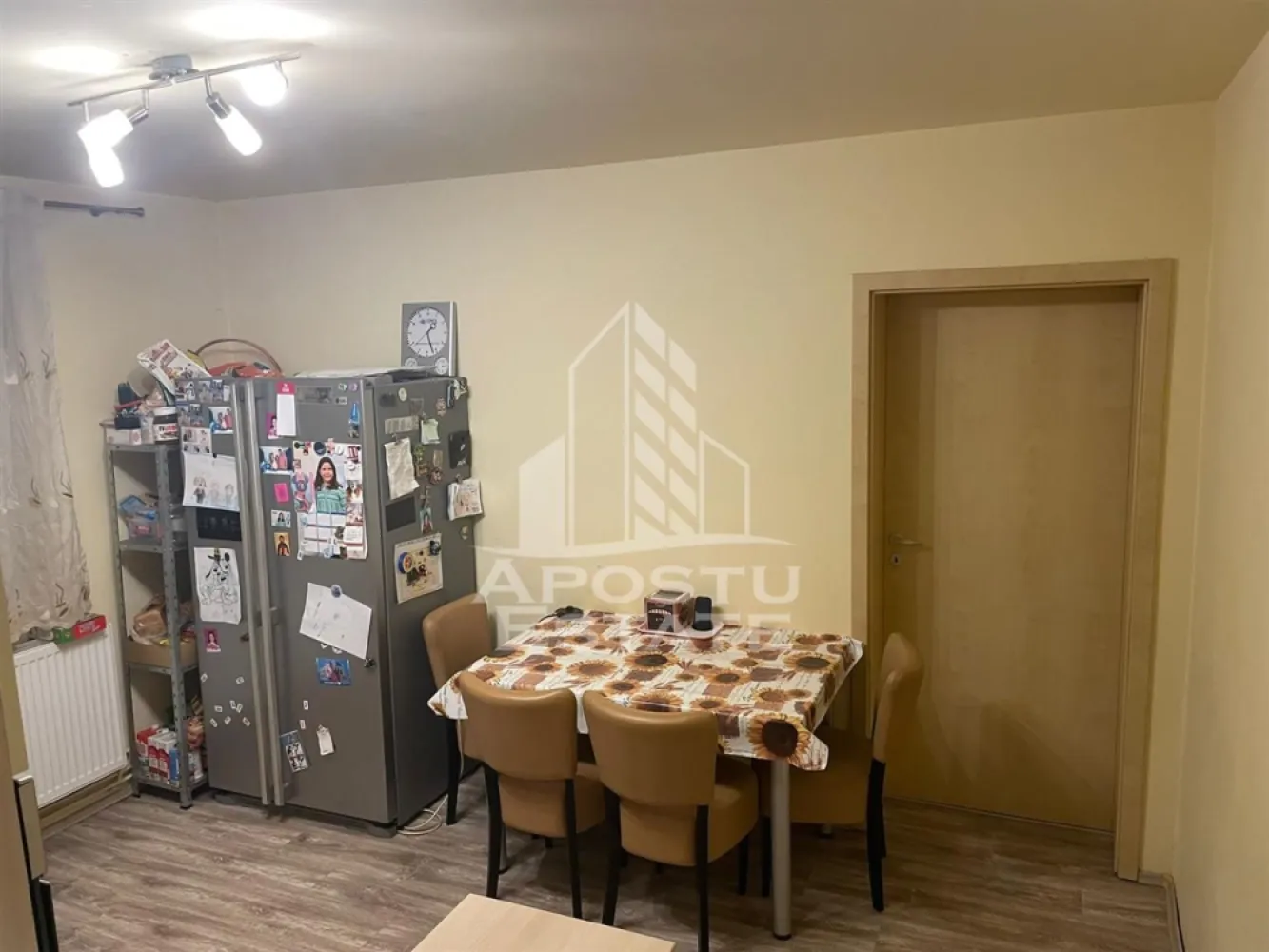 Penthouse cu 4 camere pe 2 nivele In Giroc langa scoala. - APOSTU ESTATE va propune spre vanzare un apartament de tip Penthouse cu 3 camere situat in centrul localitatii Giroc. Drumul de acces spre imobil este asfaltat. 
In apropiere avem magazine si supermarket-uri precum Lidl Peny Carrefour Mega Image scoala si gradinita la 3 minute de mers pe jos acces facil la mijlloace de transport in comun.
Apartamentul se vinde complet mobilat si utilat.
Imobilul este situat la etajul 3 din 3 are 112 mp utili alcatuiti din parter si mansarda.
Compartimentare:
In partera de jos:
- hol acces.
- bucatarie.
- living.
- 2 bai.

La mansarda:
- 2 dormitoate.
- 2 bai.

Detalii:
- constructie realizata in anul 2015 din caramida Porotherm partea de jos si din Bca mansarda.
- exterior izolat cu polistiren de 10 cm eps 80.
- geamuri termopan 3 sticle pentru izolare atat fonica cat si termica superioara.
- centrala proprie incalzire cu calorifere.
- aparat de aer conditionat.
- bucatarie complet mobilata si utilata.
- electrocasnice in stare buna de functionare (plita pe gaz cuptor electric masina de spalat vase frigider side by side masina de spalat rufe si uscator SmartTv.)
- dormitor cu mobilier realizat pe comanda dulap pe colt tip dressing pat matrimonial comoda tv si masuta de machiaj.

Utilitati complete: curent apa de la retea canalizare gaz internet prin fibra optica cablu Tv.

Pentru mai multe detalii nu ezitati sa ne contactati!
Acceptam orice fel de credit bancar. Oferim consultanta si solutii financiare prin colaboratorii nostri pentru a obtine cel mai avantajos credit Ipotecar sau Noua Casa.
Va asteptam cu drag la o vizionare chiar astazi!

CP1905604.