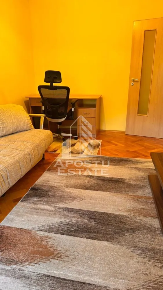 Apartament cu 3 camere , de inchiriat, Zona Bucovina, Timisoara - Agentia imobiliara APOSTU ESTATE va propune spre inchiriere un apartament cu 3 camere, spatios si luminos, situat in zona Bucovina , o zona linistita si bine pozitionata din Timisoara, potrivit pentru cupluri,familii, sau studenti care isi doresc o locuinta unde sa se simta confortabil si cu acces facil catre scoli, statii de autobuz, supermarketuri , magazine de zona, parcuri.

Suprafata utila: 75mp
Compartimentare eficienta:
-Hol de acces generos
-Bucatarie complet mobilata si utilata, cu loc de luat masa
-Living luminos si spatios
-Dormitor mobilat si utilat
-Dormitor secundar mobilat 
-Baie prevazuta cu cada
-Baie secundara de serviciu 
Confort si facilitati:
-Incalzirea apartamentului: centrala proprie 
-Apartamentul este complet mobilat si utilat de către proprietar 
Localizare:
-Timis,Timisoara, zona Bucovina – acces facil spre magazine, supermarketul Lidl, scoli, parcuri si mijloace de transport in comun.

Ideal pentru:
-Familii
-Cupluri
-Studenti
Pret chirie lunara: 500 euro ușor negociabil 
Programeaza o vizionare pentru a-ti putea imagina viitorul aici!
ID intern: CP3122012