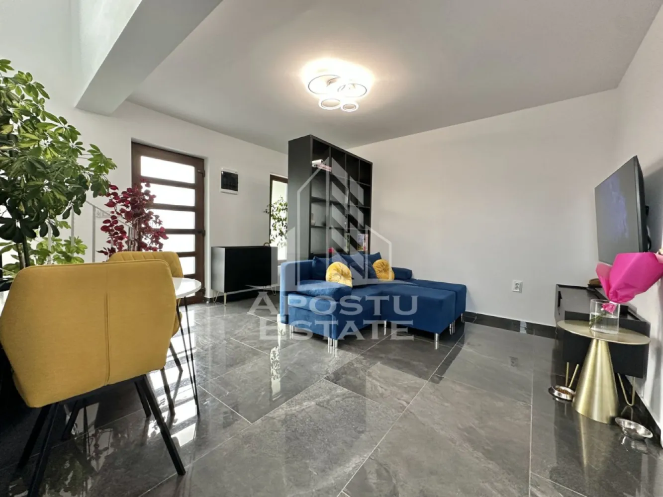 Duplex cu 3 camere si 2 bai complet mobilat si utilat in Calea Urseni. - APOSTU ESTATE va propune spre vanzare un duplex situat in Giroc - Calea Urseni.
Locatia imobilului se potriveste perfect celor ce isi doresc sa se detaseze de agitatia orasului. In apropiere sunt magazine si supermarket-uri precum Profi, Mega Image, scoala si gradinita la o distanta de 5 minute, acces facil la mijloace de transport în comun, distanta pana in statie este de aproximativ 3 minute.

Imobilul dispune de 76 mp utili, este amplasat pe un teren de 150 mp, se vinde complet mobilat si utilat, precum se observa in imagini si este compartimentat astfel:

Parter:
- hol acces.
- living.
- bucatarie inchisa.
- baie cu geam si dus.
- camera tehnica.
- terasa amenajata.

Etaj:
- hol acces
- 2 dormitoare.
- baie cu geam si cada.
- acces in pod.

Detalii tehnice:
Regim de inaltime Parter + Etaj + Pod.
- constructie realizata in anul 2023 din caramida Porotherm de 30 cm.
- izolata cu polistiren de 10cm EPS 85.
- pereti despartitori complet din caramida tencuiti mecanizat finisati cu vopsea lavabila alba.
- placa de beton peste parter izolata cu polistiren de 20 cm EPS 80.
- acoperis de tigla.
- geamuri termopan cu 3 sticle pentru izolare atat fonica cat si termica superioara foarte mari si luminoase dotate cu site si jaluzele.
- mobilier de bucatarie de calitate superioara, realizat pe comanda.
- usa acces de termopan cu geam de sticla securizata usi interioare Porta Doors.
- centrala proprie pe gaz sistem eficient de incalzire in pardoseala cu termostat ambiental separat pentru fiecare incapere.
- aparataje modulare Gewis.
- aparat pentru aer conditionat.
- terasa acoperita special amenajata cu loc pentru luat masa si relaxare.

Utilitati: curent, apa de la retea, canalizare, gaz, internet prin fibra optica, cablu Tv.
Pentru mai multe detalii nu ezitati sa ne contactati!

Acceptam orice fel de credit bancar. Oferim consultanta si solutii financiare prin colaboratorii nostri pentru a obtine cel mai avantajos credit Ipotecar sau Noua Casa.

Va asteptam cu drag la o vizionare chiar astazi!
CP2768450