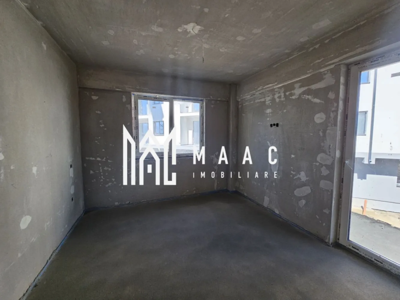 Apartament 3 camere | Etaj 1 | Parcare | Selimbar - MAAC Imobiliare vă propune spre vânzare un apartament modern cu 3 camere, situat într-un imobil nou, aflat în curs de finalizare, cu termen de predare după data de 1 iulie 2026.

Locuința are o suprafață utilă de 60,3 mp, la care se adaugă un balcon generos de 6 mp, fiind amplasată la etajul 1 al unui imobil cu regim redus de înălțime (P+2), ideal pentru cei care caută confort și intimitate.

Apartamentul se predă în mod standard la stadiul de gri, oferind viitorului proprietar posibilitatea de a-și personaliza finisajele după propriul gust. La cerere, acesta poate fi predat și la alb sau la cheie, în funcție de preferințe.

Imobilul beneficiază de materiale și soluții constructive moderne:

izolație termică exterioară;
tâmplărie PVC cu geam tripan;
eficiență energetică ridicată;
compartimentare practică și luminoasă.

În preț este inclus și un loc de parcare, un avantaj important pentru confortul de zi cu zi.

Această proprietate reprezintă o alegere excelentă atât pentru locuire, cât și pentru investiție, într-o construcție nouă, realizată conform standardelor actuale de calitate.

Pentru informații suplimentare și programarea unei vizionări, contactați echipa MAAC Imobiliare.
ID: CP3115446.