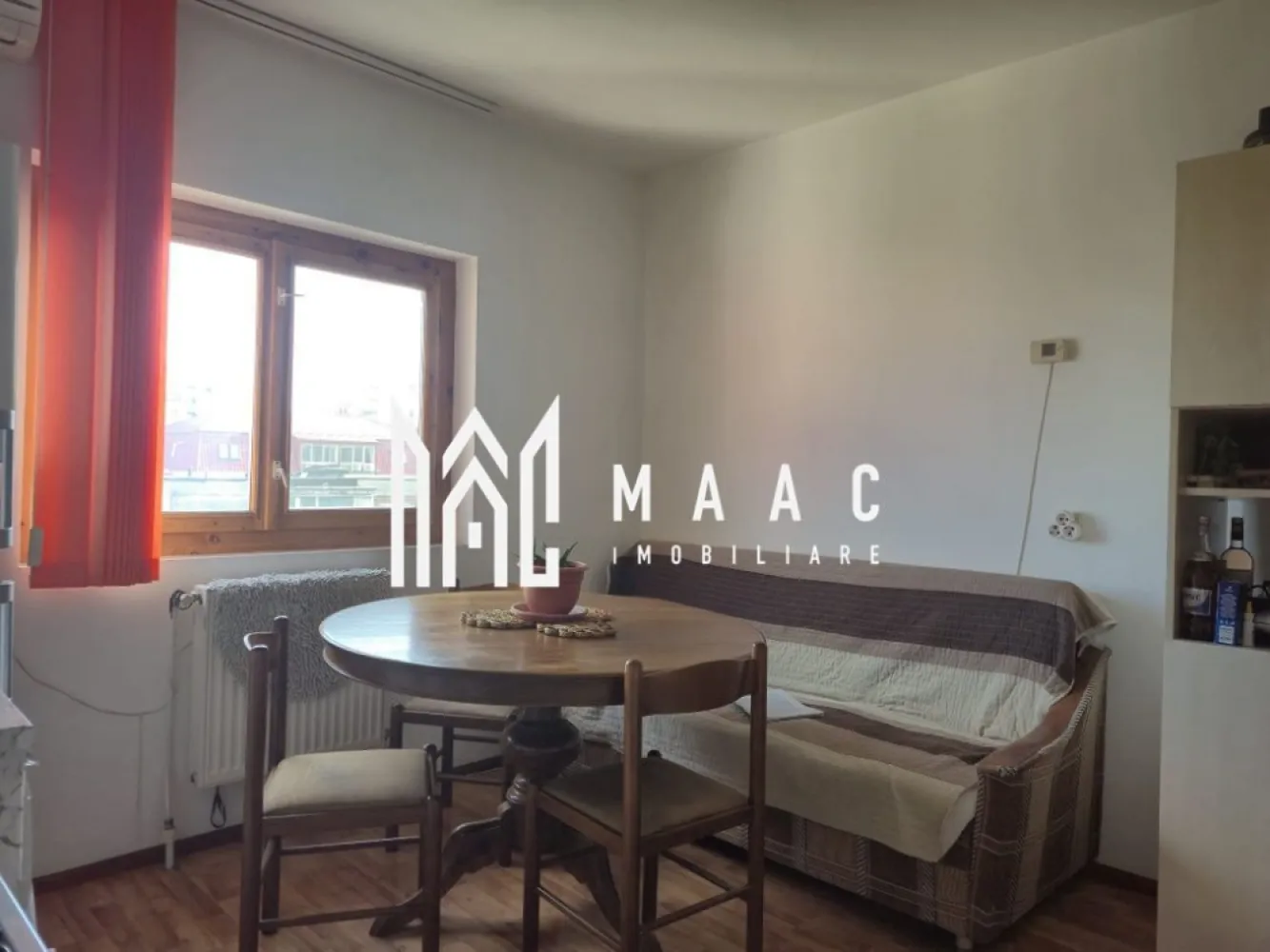 Apartament 2 camere | 52 mpu | Mansarda | - MAAC Imobiliare vă propune spre vânzare un apartament cu 2 camere, situat ultracentral, în zona Regina Maria din Râmnicu Vâlcea, una dintre cele mai apreciate și căutate zone ale orașului. Proprietatea este amplasată la etajul 5 din 5 și reprezintă o alegere excelentă atât pentru locuit, cât și pentru investiție.
Apartamentul este renovat, foarte bine întreținut și se vinde complet mobilat și utilat, fiind pregătit pentru mutare imediată.
Caracteristici:
Apartament cu 2 camere
Zonă centrală – Regina Maria
Etaj 5 din 5
Complet mobilat și utilat
Renovat
Foarte bine întreținut
Ideal pentru locuit sau investiție
Compartimentare:
Living luminos
Dormitor
Bucătărie
Baie
Hol
Dotări:
Centrală termică proprie
Aer condiționat
Mobilier inclus
Electrocasnice incluse
Finisaje îngrijite
Spații bine organizate
Avantaje:
Poziționare ultracentrală
Acces rapid către magazine, restaurante și cafenele
Aproape de școli, farmacii și mijloace de transport
Ideal pentru mutare imediată
Potrivit pentru închiriere sau locuință personală
Zonă foarte apreciată
Pentru mai multe informații și programarea unei vizionări, echipa MAAC Imobiliare vă stă la dispoziție.ID 3121566