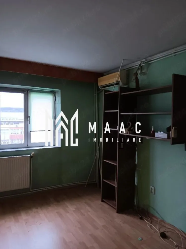 Apartament 2 camere | Ostroveni | 53 mpu | - MAAC Imobiliare vă propune spre vânzare un apartament cu 2 camere, situat în cartierul Ostroveni din Râmnicu Vâlcea, într-o zonă foarte liniștită și apreciată pentru accesibilitate și proximitatea față de principalele puncte de interes. Proprietatea este amplasată la etajul 4 al unui bloc mansardat și reprezintă o alegere excelentă atât pentru locuit, cât și pentru investiție.
Apartamentul beneficiază de o compartimentare practică, spații bine optimizate și costuri reduse de întreținere, fiind ideal pentru un cuplu sau o familie.
Caracteristici:
Apartament cu 2 camere
Situat în Ostroveni
Etaj 4 în bloc mansardat
Suprafață totală de 51,90 mp
Apartament călduros și eficient termic
Ideal pentru locuit sau investiție
Zonă liniștită, cu vedere către curtea interioară
Compartimentare:
2 camere
Hol mare transformat în living
Hol secundar utilizat pentru depozitare
Baie recent renovată
Balcon transformat în bucătărie
Compartimentare practică și funcțională
Dotări și beneficii:
Baie renovată recent
Calorifere prevăzute cu repartitoare
Costuri foarte mici de întreținere
Posibilitate utilizare boxă la parterul blocului
Spații bine organizate și luminoase
Avantaje:
Aproape de Piața Ostroveni
În imediata apropiere de:
Grădinița Ostroveni nr. 1
Școala Generală nr. 9
Magazine și mijloace de transport
Zonă foarte liniștită
Ideal pentru familie sau închiriere
Mutare imediată
Această proprietate oferă un raport excelent între poziționare, confort și funcționalitate, într-una dintre cele mai căutate zone din Ostroveni.
Pentru mai multe informații și programarea unei vizionări, echipa MAAC Imobiliare vă stă la dispoziție.
ID 3121676