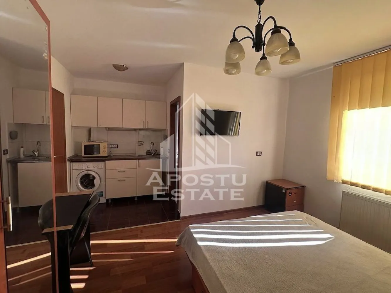 Apartament cu 1 camera , de inchiriat , Zona Take Ionescu ,Timișoara - Agentia imobiliara APOSTU ESTATE va propune spre inchiriere o garsoniera luminoasă , situata in zona Take Ionescu , o zona linistita si bine pozitionata din Timisoara, potrivit pentru cupluri ,persoane singure , sau studenti care isi doresc o locuinta unde sa se simta confortabil si cu acces facil catre scoli, statii de autobuz, supermarketuri , magazine de zona, parcuri.
Apartamentul se afla la curte comuna
Suprafata utila: 22 mp
Compartimentare eficienta:
-Bucatarie complet mobilata si utilata, cu loc de luat masa
-Dormitor mobilat si utilat
-Baie prevazuta cu dus 
Confort si facilitati:
-Incalzirea apartamentului: centrala proprie cu încălzire in pardoseala 
-Apartamentul este complet mobilat si utilat
-Se accepta animale de companie de catre proprietar - de talie mica 
Localizare:
-Timis,Timisoara, zona Take Ionescu -Simion Barnutiu,acces facil spre magazine, supermarketul Lidl, scoli, parcuri si mijloace de transport in comun.

Ideal pentru:
-Cupluri
-Studenti
Pret chirie lunara: 270 euro 
Programeaza o vizionare pentru a-ti putea imagina viitorul aici!
ID intern: CP3121972