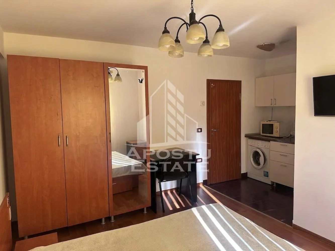 Apartament cu 1 camera , de inchiriat , Zona Take Ionescu ,Timișoara - Agentia imobiliara APOSTU ESTATE va propune spre inchiriere o garsoniera luminoasă , situata in zona Take Ionescu , o zona linistita si bine pozitionata din Timisoara, potrivit pentru cupluri ,persoane singure , sau studenti care isi doresc o locuinta unde sa se simta confortabil si cu acces facil catre scoli, statii de autobuz, supermarketuri , magazine de zona, parcuri.
Apartamentul se afla la curte comuna
Suprafata utila: 22 mp
Compartimentare eficienta:
-Bucatarie complet mobilata si utilata, cu loc de luat masa
-Dormitor mobilat si utilat
-Baie prevazuta cu dus 
Confort si facilitati:
-Incalzirea apartamentului: centrala proprie cu încălzire in pardoseala 
-Apartamentul este complet mobilat si utilat
-Se accepta animale de companie de catre proprietar - de talie mica 
Localizare:
-Timis,Timisoara, zona Take Ionescu -Simion Barnutiu,acces facil spre magazine, supermarketul Lidl, scoli, parcuri si mijloace de transport in comun.

Ideal pentru:
-Cupluri
-Studenti
Pret chirie lunara: 270 euro 
Programeaza o vizionare pentru a-ti putea imagina viitorul aici!
ID intern: CP3121972
