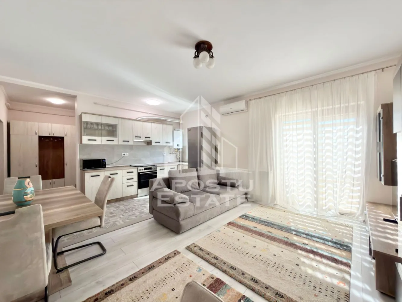 Apartament cu 2 camere complet mobilat si utilat in Giroc - Braytim. - APOSTU ESTATE va propune spre vanzare un apartament cu 2 camere situat in Giroc - Braytim.
Magazine si supermarket-uri precum Lidl, Profi, Mega Image, Penny, Scoala, Gradinita la o distanta de 5 - 7 minute, acces facil la mijloace de transport in comun.

Apartamentul se vinde complet mobilat si utilat, precum se observa in imagini.
Imobilul dispune de o suprafata de 47 mp utili si este situat la etajul 3.

Compartimentare: 
- hol acces.
- living cu bucatarie open space.
- dormitor.
- baie cu geam si cada.
- terasa.

Detalii tehnice:
- constructie realizata in anul 2021 din caramida Porotherm de 30 cm.
- exterior izolat cu polistiren de 10 cm eps 80.
- pereti despartitori complet din caramida (fara rigips) tencuiti mecanizat finisati cu glet si vopsea lavabila.
- geamuri termopan cu 3 sticle pentru izolare fonica si termica superioara, foarte mari si luminoase.
- centrala proprie pe gaz, sistem de incalzire prin calorifere.
- aparataje modulare Gewis.
- usa acces securizata, usi interioare Porta Doors.
- electrocasnice noi, in stare perfecta de functionare. (frigider, masina de spalat rufe, aragaz, cuptor, hota).
- combina frigorifica / congelator Liebherr cu dezghetare automata ( 375l ).
- aparat pentru aer conditionat 12.000 BTU.
- 1 loc de parcare.
- gradina comuna cu loc de joaca pentru copii.
Utilitati complete: curent, apa de la retea, canalizare, gaz.

Pentru mai multe detalii nu ezitati sa ne contactati!
Acceptam orice fel de credit bancar. Oferim consultanta si solutii financiare prin colaboratorii nostri pentru a obtine cel mai avantajos credit Ipotecar sau Noua Casa.

Va asteptam cu drag la o vizionare chiar astazi!
CP3122061