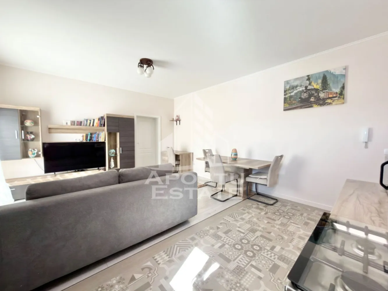 Apartament cu 2 camere complet mobilat si utilat in Giroc - Braytim. - APOSTU ESTATE va propune spre vanzare un apartament cu 2 camere situat in Giroc - Braytim.
Magazine si supermarket-uri precum Lidl, Profi, Mega Image, Penny, Scoala, Gradinita la o distanta de 5 - 7 minute, acces facil la mijloace de transport in comun.

Apartamentul se vinde complet mobilat si utilat, precum se observa in imagini.
Imobilul dispune de o suprafata de 47 mp utili si este situat la etajul 3.

Compartimentare: 
- hol acces.
- living cu bucatarie open space.
- dormitor.
- baie cu geam si cada.
- terasa.

Detalii tehnice:
- constructie realizata in anul 2021 din caramida Porotherm de 30 cm.
- exterior izolat cu polistiren de 10 cm eps 80.
- pereti despartitori complet din caramida (fara rigips) tencuiti mecanizat finisati cu glet si vopsea lavabila.
- geamuri termopan cu 3 sticle pentru izolare fonica si termica superioara, foarte mari si luminoase.
- centrala proprie pe gaz, sistem de incalzire prin calorifere.
- aparataje modulare Gewis.
- usa acces securizata, usi interioare Porta Doors.
- electrocasnice noi, in stare perfecta de functionare. (frigider, masina de spalat rufe, aragaz, cuptor, hota).
- combina frigorifica / congelator Liebherr cu dezghetare automata ( 375l ).
- aparat pentru aer conditionat 12.000 BTU.
- 1 loc de parcare.
- gradina comuna cu loc de joaca pentru copii.
Utilitati complete: curent, apa de la retea, canalizare, gaz.

Pentru mai multe detalii nu ezitati sa ne contactati!
Acceptam orice fel de credit bancar. Oferim consultanta si solutii financiare prin colaboratorii nostri pentru a obtine cel mai avantajos credit Ipotecar sau Noua Casa.

Va asteptam cu drag la o vizionare chiar astazi!
CP3122061