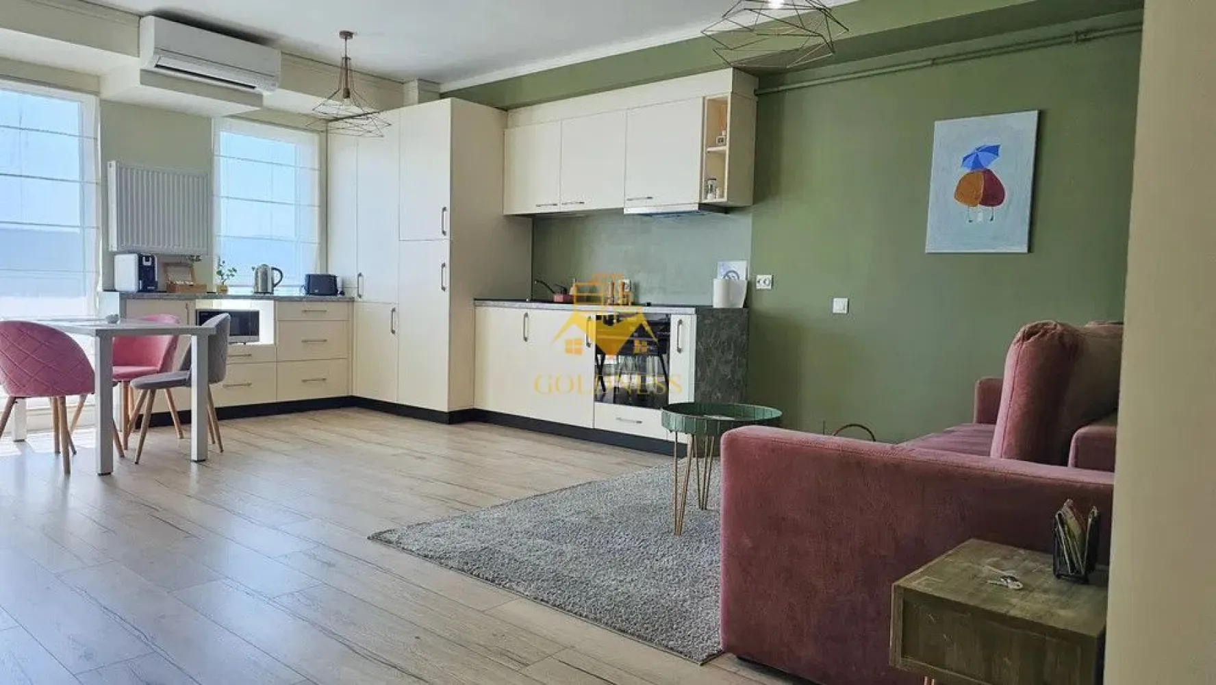 2 camere, modern, garaj, bloc nou, Gheorgheni zona Iulius Mall, FSEGA - GOLDNESS Imobiliare vă propune spre închiriere un apartament cu 2 camere complet mobilat și utilat, la etajul 3 într-un imobil de 7 etaje, în Cartierul Gheorgheni.
Dispune de loc de parcare subterana !
Se află în apropierea stațiilor de transport în comun, magazine, restaurante, spații verzi, farmacii, etc. 

Apartamentul este compartimentat astfel:
 - dormitor cu pat matrimonial, dressing, noptiere
 - living cu bucatarie open space complet utilată și mobilată, canapea extensibilă, loc de servit masa 
 - baie cu cabina de dus, calorifer port prosop și dulap pentru depozitare.
 - terasa de 15 mp.

Imobilul este dotat cu toate cele necesare- centrală proprie, frigider, aragaz, hotă, mașină de spălat haine, etc. 

Dacă sunteți interesați de acest apartament și doriți să îl vizionați, dar și pentru alte oferte nu ezitați să ne contactați telefonic sau prin e-mail. Vă stăm la dispoziție!
Pentru intermediere se percepe un comision de 50% din prețul chiriei!