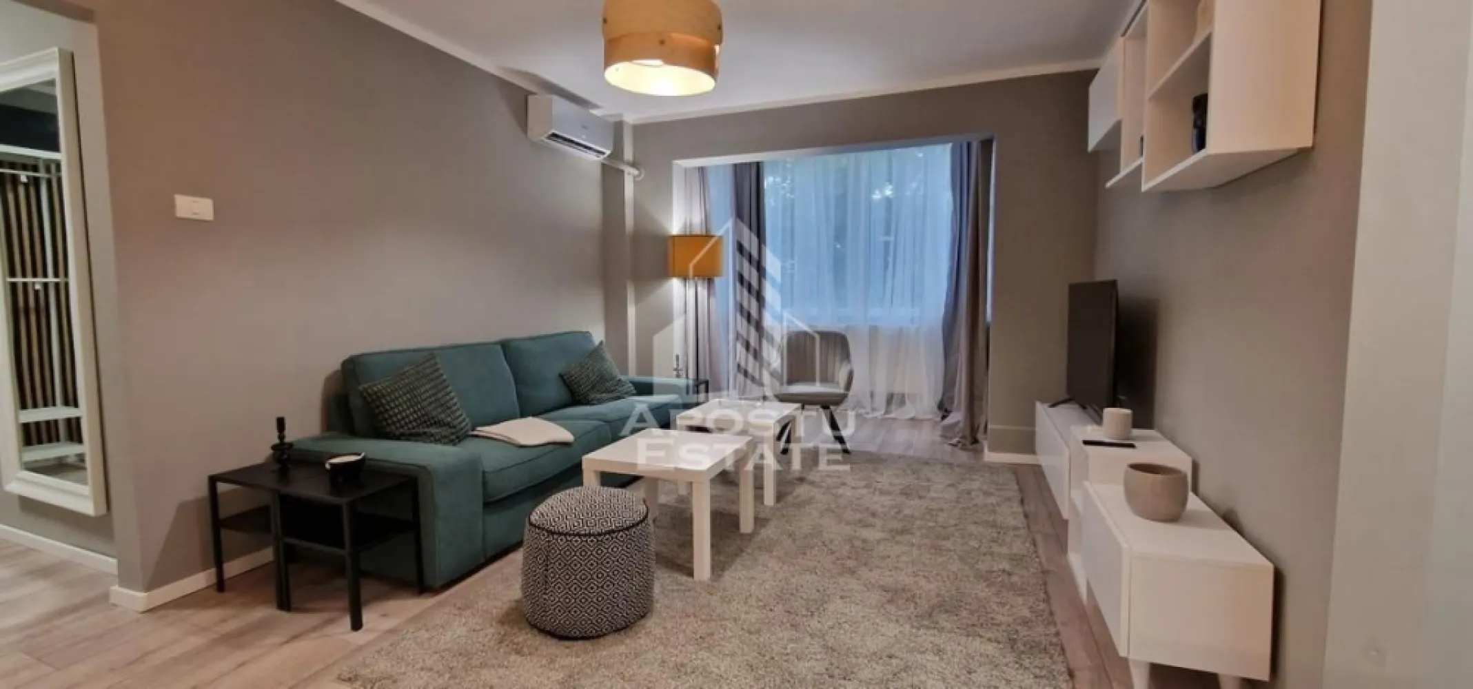 Apartament cu 2 camere de inchiriat,petfriendly,Take Ionescu,Timisoara - Agentia imobiliara APOSTU ESTATE va propune spre inchiriere un apartament cu 2 camere, spatios si luminos, situat in zona Take Ionescu, aproape de Facultatea de Medicina,, o zona linistita si bine pozitionata din Timisoara, potrivit pentru cupluri, persoane singure, cupluri sau studenti care isi doresc o locuinta unde sa se simta confortabil si cu acces facil catre scoli, statii de autobuz, supermarketuri , magazine de zona, parcuri.

Suprafata utila: 56 mp

Compartimentare eficienta:
-Bucatarie complet mobilata si utilata, cu loc de luat masa
-Living luminos si spatios
-Dormitor mobilat si utilat
-Baie prevazuta cu cada si geam pentru ventilatie naturala

Confort si facilitati:
-Incalzirea apartamentului: centrala proprie (calorifere)
-Se accepta animale de companie (pisica) de catre proprietar

Localizare:
-Timis,Timisoara, zona Take Ionescu – acces facil catre Facultatea de Medicina, Piata Unirii, supermarketuri, Scoala Generala nr. 16

Ideal pentru:
-Persoane singure
-Cupluri
-Studenti

Disponibilitate: imediata
Pret chirie lunara: 590 EUR negociabil
Programeaza o vizionare pentru a-ti putea imagina viitorul aici!
ID intern: CP3122175