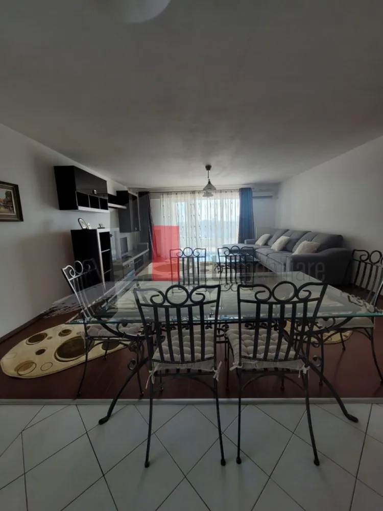 Apartament cu doua camere de inchiriat-Bucurestii Noi-Jiului-cu centrala - Apartament cu doua camere de inchiriat, in complexul Metropolis Residence, la etajul 9/18, cu o suprafata utila 70mp (90 mp cu tot cu terasa). Apartamentul este format din bucatarie open space cu livingul (45 mp), 1 grup sanitar, dormitor (15 mp), terasa (20 mp) este zugravit recent, complet mobilat si utilat (masina de spalat, cuptor, plita, frigider, centrala proprie). 
Complexul este construit in anul 2009, dispune de paza 24/24, acces cartela, curatenie, curte proprie cu loc de joaca. 
Accesul catre mijloacele de transport in comun: 200 de metri pana la statiile troleibuzelor 65 si 86, tramvaiele 24 si 45 si 500 de metri pana la statia de metrou Jiului (8 minute de mers pe jos pana la statia de metrou). Accesul rapid catre zonele Baneasa, Pipera, Casa Presei, Aviatorilor, Grozavesti, Piata Victoriei.
In zona se gasesc supermarketuri precum Mega Image, Kauffland, Penny, Carrefour dar si Parcul Bazilescu. 
Apartamentul se inchirieaza unor persoane responsabile care sa il intretina corespunzator, se percepe o garantie echivalenta cu o luna de chirie si nu se accepta caini si pisici.