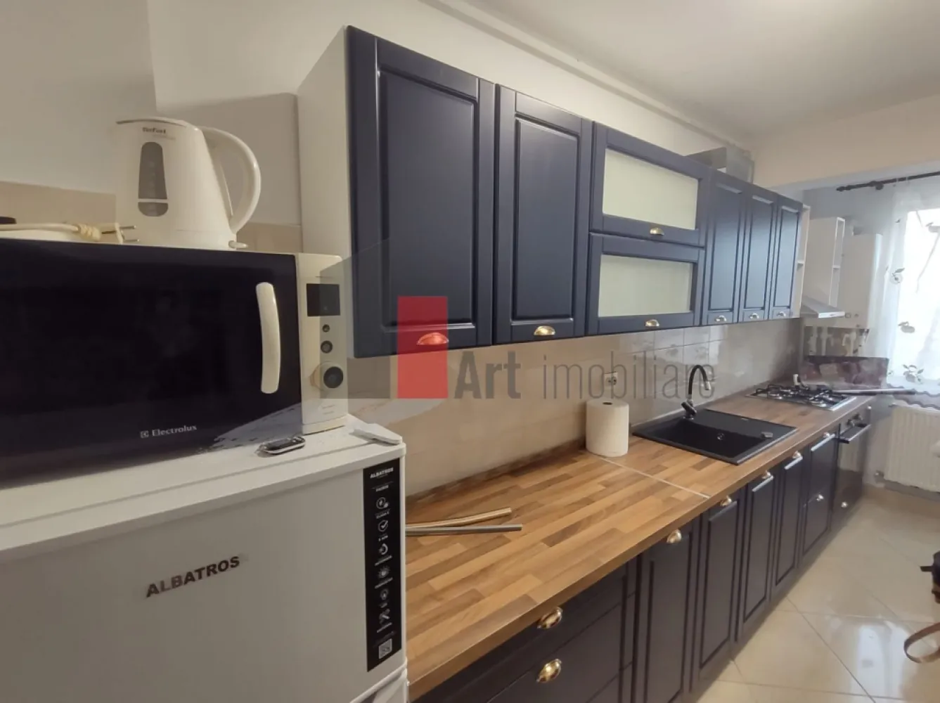 Prima închiriere apartament 2 camere cu centrală - Fizicienilor - Vă prezint spre închiriere un apartament de 2 camere, decomandat. Aflat la mezaninul unui imobil nou, construit în 2018, apartamentul are vedere spre curtea din spate, unde a fost amenajat un spațiu verde și o parcare.

Locuința este complet mobilată și utilată, fiind la prima închiriere. Este dotată cu centrală proprie, aparat de aer condiționat, frigider, mașină de spălat rufe. Balconul este închis.

Dacă se dorește închirierea locului de parcare, prețul acestuia este de 50 euro/lună.

Imobilul este izolat. Cheltuielile de întreținere sunt mici, apartamentul având contoare de gaz și de curent.

Stația de metrou Nicolae Grigorescu și Parcul IOR sunt la o plimbare de 5 minute pe jos. 
În zonă sunt școli, Liceul Dante Alighieri, Kaufland, Lidl, Penny, Senic Gross Market, Mallul Park Lake. Pe Bulevardul Nicolae Grigorescu sunt numeroase magazine, restaurante, bănci.

Se încheie contract la ANAF.

Pentru mai multe detalii și programarea unei vizionări, vă stau la dispoziție.