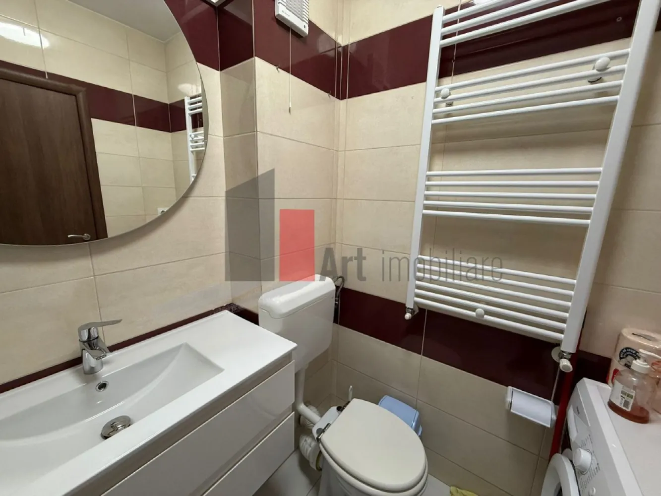 Prima închiriere apartament 2 camere cu centrală - Fizicienilor - Vă prezint spre închiriere un apartament de 2 camere, decomandat. Aflat la mezaninul unui imobil nou, construit în 2018, apartamentul are vedere spre curtea din spate, unde a fost amenajat un spațiu verde și o parcare.

Locuința este complet mobilată și utilată, fiind la prima închiriere. Este dotată cu centrală proprie, aparat de aer condiționat, frigider, mașină de spălat rufe. Balconul este închis.

Dacă se dorește închirierea locului de parcare, prețul acestuia este de 50 euro/lună.

Imobilul este izolat. Cheltuielile de întreținere sunt mici, apartamentul având contoare de gaz și de curent.

Stația de metrou Nicolae Grigorescu și Parcul IOR sunt la o plimbare de 5 minute pe jos. 
În zonă sunt școli, Liceul Dante Alighieri, Kaufland, Lidl, Penny, Senic Gross Market, Mallul Park Lake. Pe Bulevardul Nicolae Grigorescu sunt numeroase magazine, restaurante, bănci.

Se încheie contract la ANAF.

Pentru mai multe detalii și programarea unei vizionări, vă stau la dispoziție.