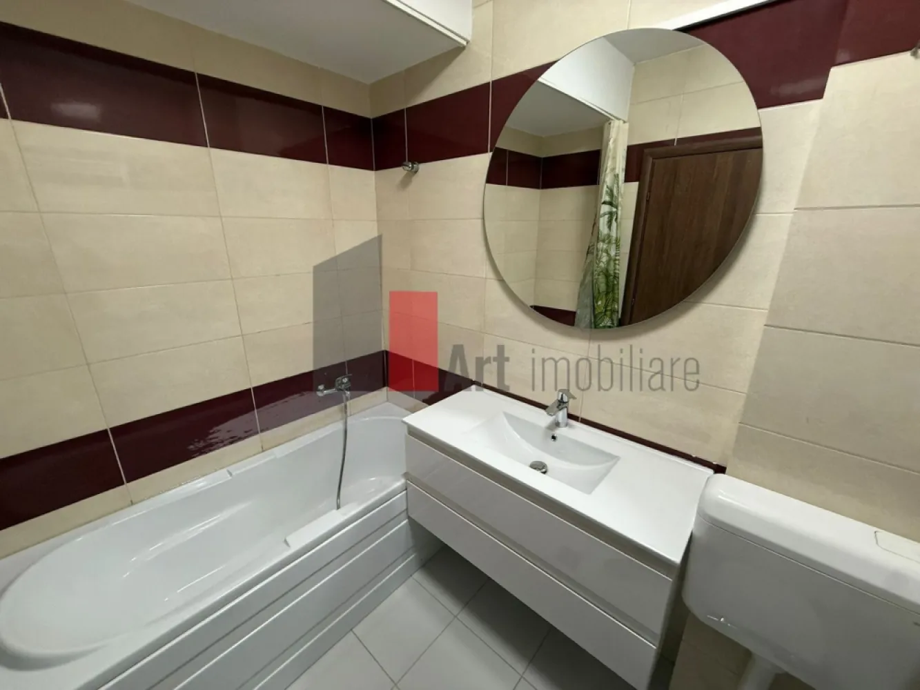 Prima închiriere apartament 2 camere cu centrală - Fizicienilor - Vă prezint spre închiriere un apartament de 2 camere, decomandat. Aflat la mezaninul unui imobil nou, construit în 2018, apartamentul are vedere spre curtea din spate, unde a fost amenajat un spațiu verde și o parcare.

Locuința este complet mobilată și utilată, fiind la prima închiriere. Este dotată cu centrală proprie, aparat de aer condiționat, frigider, mașină de spălat rufe. Balconul este închis.

Dacă se dorește închirierea locului de parcare, prețul acestuia este de 50 euro/lună.

Imobilul este izolat. Cheltuielile de întreținere sunt mici, apartamentul având contoare de gaz și de curent.

Stația de metrou Nicolae Grigorescu și Parcul IOR sunt la o plimbare de 5 minute pe jos. 
În zonă sunt școli, Liceul Dante Alighieri, Kaufland, Lidl, Penny, Senic Gross Market, Mallul Park Lake. Pe Bulevardul Nicolae Grigorescu sunt numeroase magazine, restaurante, bănci.

Se încheie contract la ANAF.

Pentru mai multe detalii și programarea unei vizionări, vă stau la dispoziție.