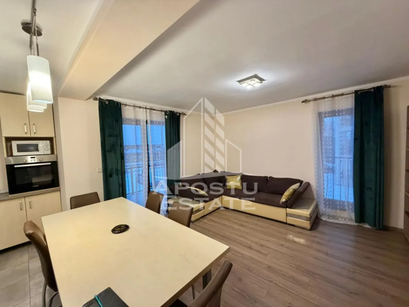Apartament cu 3 camere de inchiriat, Calea Urseni Zone 2, Timisoara - Agentia imobiliara APOSTU ESTATE va propune spre inchiriere un apartament spatios si luminos, cu trei camere, situat in zona Calea Urseni, in proximitatea cafenelei Zone 2, Mega Image, Profi, brutarie
Suprafata utila: 64 mp
Etaj: 1

Compartimentare eficienta:
-Bucatarie deschisa, complet mobilata si utilata
-Baie dotata cu cada
-A doua baie este dotata cu cabina de dus
-Geam la baie pentru ventilatie naturala
-Doua dormitoare
-Balcon
-Living open space cu bucataria
-Numeroase spatii pentru depozitare

Confort si facilitati:
-Loc de parcare inclus in pret
-Aer conditionat
-Aragaz, frigider
-Interfon
-Apartamentul se inchiriaza mobilat si utilat
-Este pozitionat in apropierea supermarketurilor Mega Image si Profi

Ideal pentru:
-Cupluri
-Persoane singure
-Familii

Pret chirie: 400 EUR 
Disponibilitate: Imediata
Programeaza o vizionare pentru a-ti putea imagina viitorul aici!
ID intern: CP2872513