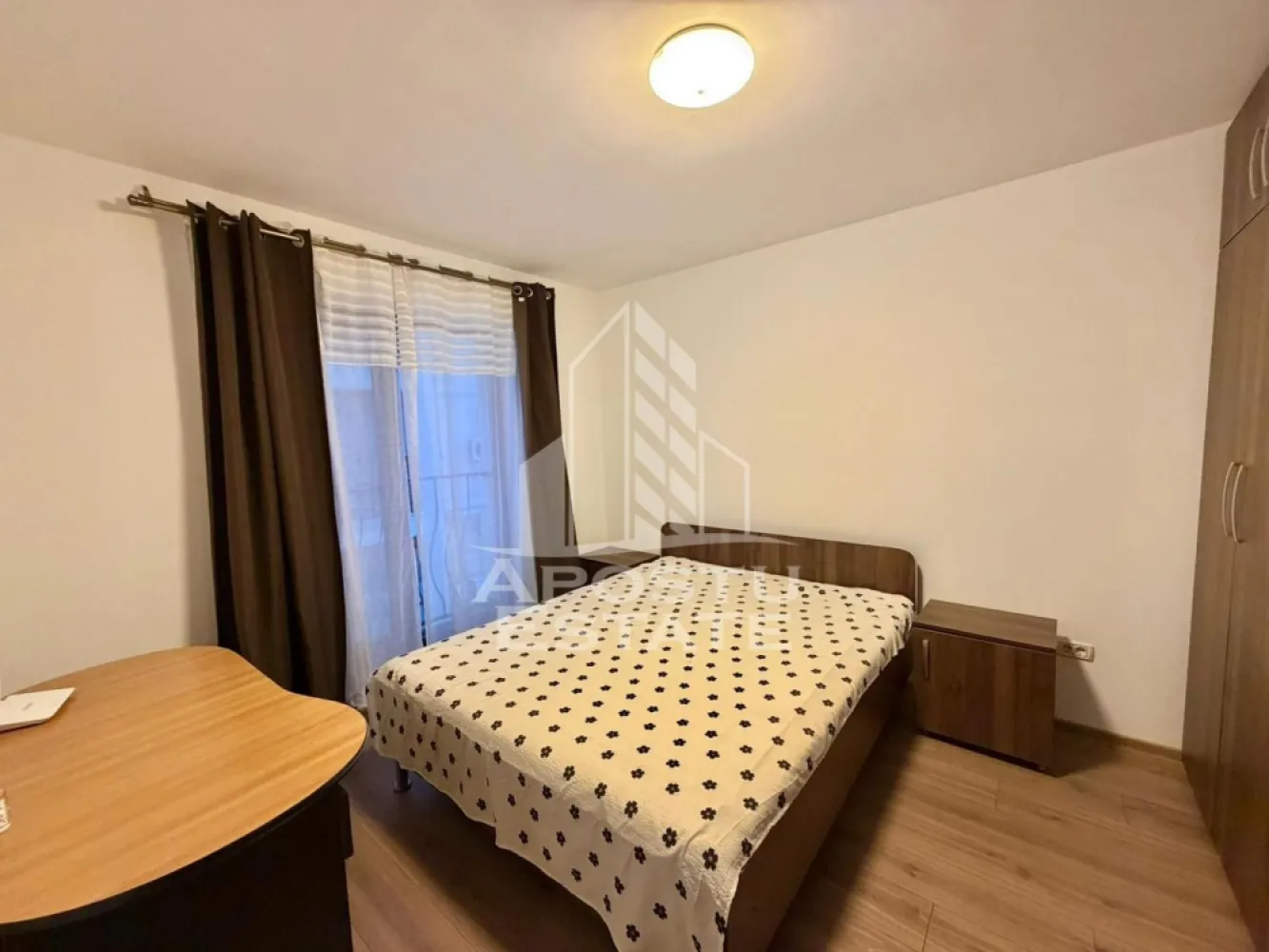 Apartament cu 3 camere de inchiriat, Calea Urseni Zone 2, Timisoara - Agentia imobiliara APOSTU ESTATE va propune spre inchiriere un apartament spatios si luminos, cu trei camere, situat in zona Calea Urseni, in proximitatea cafenelei Zone 2, Mega Image, Profi, brutarie
Suprafata utila: 64 mp
Etaj: 1

Compartimentare eficienta:
-Bucatarie deschisa, complet mobilata si utilata
-Baie dotata cu cada
-A doua baie este dotata cu cabina de dus
-Geam la baie pentru ventilatie naturala
-Doua dormitoare
-Balcon
-Living open space cu bucataria
-Numeroase spatii pentru depozitare

Confort si facilitati:
-Loc de parcare inclus in pret
-Aer conditionat
-Aragaz, frigider
-Interfon
-Apartamentul se inchiriaza mobilat si utilat
-Este pozitionat in apropierea supermarketurilor Mega Image si Profi

Ideal pentru:
-Cupluri
-Persoane singure
-Familii

Pret chirie: 400 EUR 
Disponibilitate: Imediata
Programeaza o vizionare pentru a-ti putea imagina viitorul aici!
ID intern: CP2872513