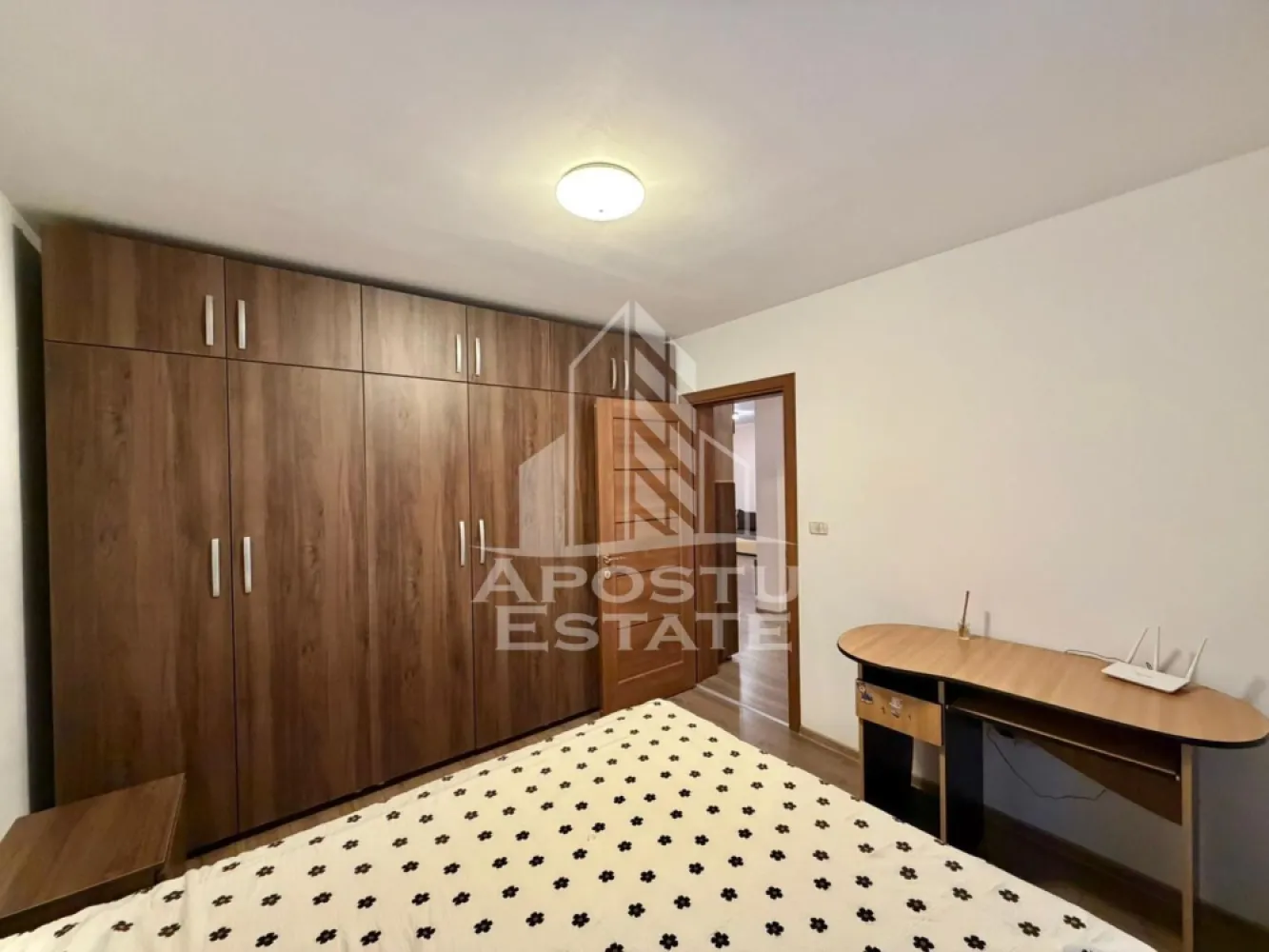 Apartament cu 3 camere de inchiriat, Calea Urseni Zone 2, Timisoara - Agentia imobiliara APOSTU ESTATE va propune spre inchiriere un apartament spatios si luminos, cu trei camere, situat in zona Calea Urseni, in proximitatea cafenelei Zone 2, Mega Image, Profi, brutarie
Suprafata utila: 64 mp
Etaj: 1

Compartimentare eficienta:
-Bucatarie deschisa, complet mobilata si utilata
-Baie dotata cu cada
-A doua baie este dotata cu cabina de dus
-Geam la baie pentru ventilatie naturala
-Doua dormitoare
-Balcon
-Living open space cu bucataria
-Numeroase spatii pentru depozitare

Confort si facilitati:
-Loc de parcare inclus in pret
-Aer conditionat
-Aragaz, frigider
-Interfon
-Apartamentul se inchiriaza mobilat si utilat
-Este pozitionat in apropierea supermarketurilor Mega Image si Profi

Ideal pentru:
-Cupluri
-Persoane singure
-Familii

Pret chirie: 400 EUR 
Disponibilitate: Imediata
Programeaza o vizionare pentru a-ti putea imagina viitorul aici!
ID intern: CP2872513