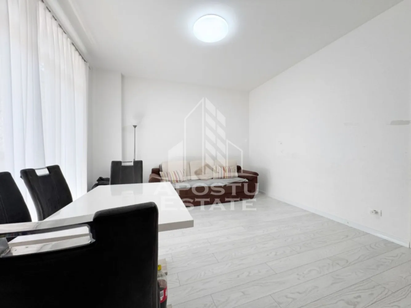 Apartament 3 camere de vanzare, 68mp utili + 2 balcoane -Calea Urseni - APOSTU ESTATE va propune spre vanzare un penthouse dispus pe 2 niveluri cu 3 camere si 2 bai, situat in Giroc, foarte aproape de Zone 2 la asfalt.
Drumul de acces spre imobil este asfaltat. In apropiere sunt magazine si supermarket-uri precum: Profi, Lidl, magazin alimentar, scoala si gradinita la o distanta de 3 minute, acces facil la mijloace de transport in comun.

Imobilul este situat la etajul 2/3 .

Suprafata este de 68 mp utili + 2 balcoane de 5mp fiecare si dispune de loc de parcare in CF.

Compartimentare:

 - hol acces 
 - living 
 - bucatarie
 - dormitor
 - baie cu dus 
 - dormitor
 - baie cu cada 

Detalii tehnice:
- constructie realizata in anul 2022 din caramida Porotherm de 30 cm.
- exterior izolat cu polistiren de 10 cm eps 80.
- geamuri tripan cu 3 sticle pentru izolare fonica si termica superioara, foarte mari si luminoase dotate cu site, modele actuale.
- centrala proprie pe gaz, sistem eficient de incalzire prin pardoseala + termostat ambiental.
- aparataje modulare Gewiss.
- usa acces securizata, usi interioare.
- loc de parcare in CF.

Utilitati complete: curent, apa de la retea, canalizare, gaz, internet prin fibra optica, cablu Tv.

Pret : 138.000 Euro negociabil
Pentru mai multe detalii nu ezitati sa ne contactati!

Acceptam orice fel de credit bancar. Oferim consultanta si solutii financiare prin colaboratorii nostri pentru a obtine cel mai avantajos credit Ipotecar sau Noua Casa.

Va asteptam cu drag la o vizionare chiar astazi!
CP 3117751