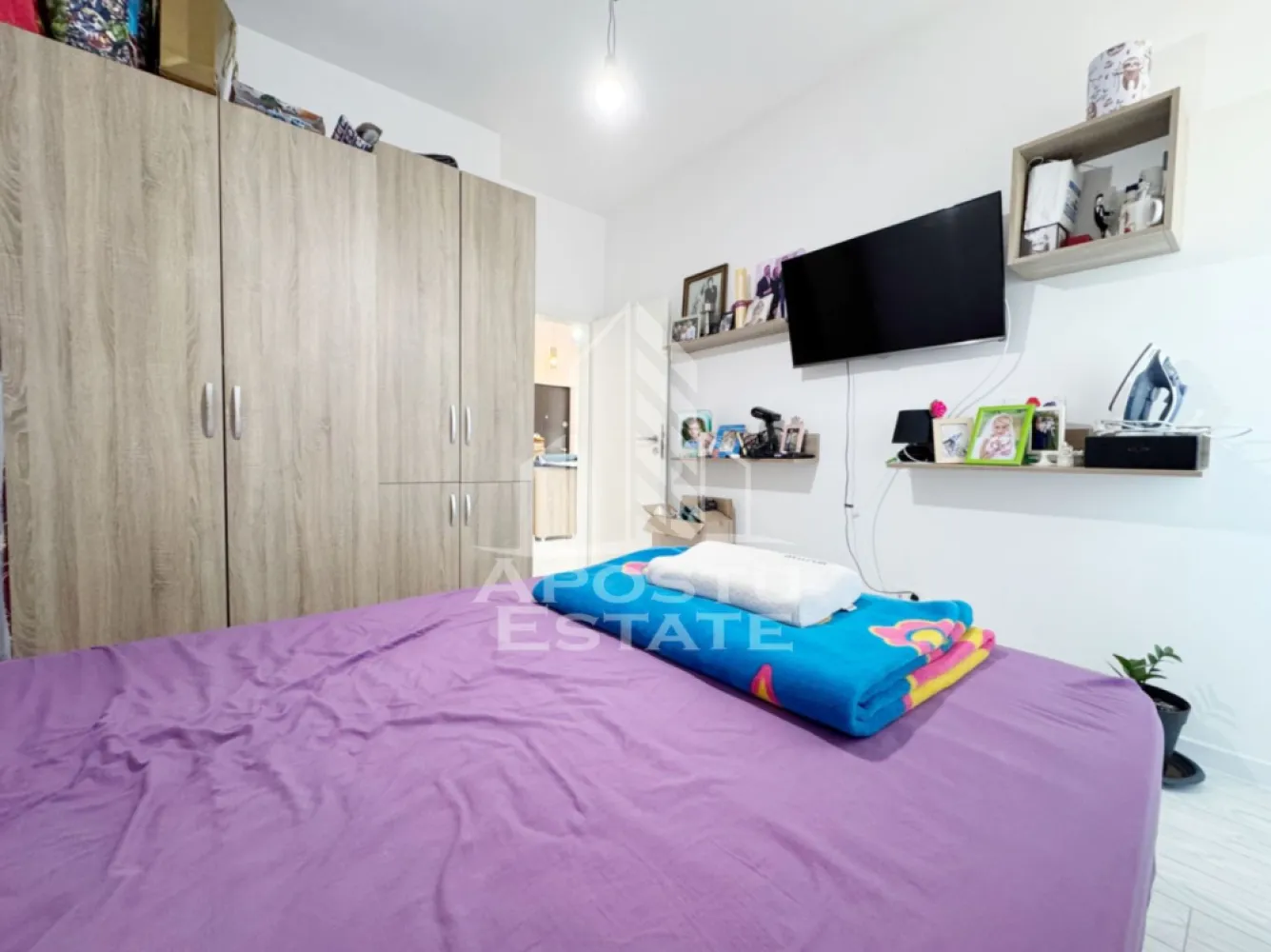 Apartament 3 camere de vanzare, 68mp utili + 2 balcoane -Calea Urseni - APOSTU ESTATE va propune spre vanzare un penthouse dispus pe 2 niveluri cu 3 camere si 2 bai, situat in Giroc, foarte aproape de Zone 2 la asfalt.
Drumul de acces spre imobil este asfaltat. In apropiere sunt magazine si supermarket-uri precum: Profi, Lidl, magazin alimentar, scoala si gradinita la o distanta de 3 minute, acces facil la mijloace de transport in comun.

Imobilul este situat la etajul 2/3 .

Suprafata este de 68 mp utili + 2 balcoane de 5mp fiecare si dispune de loc de parcare in CF.

Compartimentare:

 - hol acces 
 - living 
 - bucatarie
 - dormitor
 - baie cu dus 
 - dormitor
 - baie cu cada 

Detalii tehnice:
- constructie realizata in anul 2022 din caramida Porotherm de 30 cm.
- exterior izolat cu polistiren de 10 cm eps 80.
- geamuri tripan cu 3 sticle pentru izolare fonica si termica superioara, foarte mari si luminoase dotate cu site, modele actuale.
- centrala proprie pe gaz, sistem eficient de incalzire prin pardoseala + termostat ambiental.
- aparataje modulare Gewiss.
- usa acces securizata, usi interioare.
- loc de parcare in CF.

Utilitati complete: curent, apa de la retea, canalizare, gaz, internet prin fibra optica, cablu Tv.

Pret : 138.000 Euro negociabil
Pentru mai multe detalii nu ezitati sa ne contactati!

Acceptam orice fel de credit bancar. Oferim consultanta si solutii financiare prin colaboratorii nostri pentru a obtine cel mai avantajos credit Ipotecar sau Noua Casa.

Va asteptam cu drag la o vizionare chiar astazi!
CP 3117751