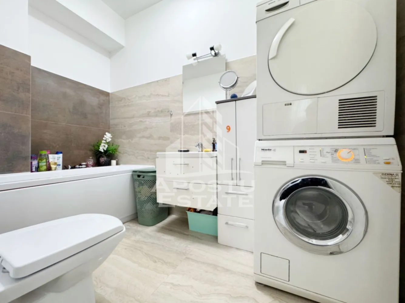 Apartament 3 camere de vanzare, 68mp utili + 2 balcoane -Calea Urseni - APOSTU ESTATE va propune spre vanzare un penthouse dispus pe 2 niveluri cu 3 camere si 2 bai, situat in Giroc, foarte aproape de Zone 2 la asfalt.
Drumul de acces spre imobil este asfaltat. In apropiere sunt magazine si supermarket-uri precum: Profi, Lidl, magazin alimentar, scoala si gradinita la o distanta de 3 minute, acces facil la mijloace de transport in comun.

Imobilul este situat la etajul 2/3 .

Suprafata este de 68 mp utili + 2 balcoane de 5mp fiecare si dispune de loc de parcare in CF.

Compartimentare:

 - hol acces 
 - living 
 - bucatarie
 - dormitor
 - baie cu dus 
 - dormitor
 - baie cu cada 

Detalii tehnice:
- constructie realizata in anul 2022 din caramida Porotherm de 30 cm.
- exterior izolat cu polistiren de 10 cm eps 80.
- geamuri tripan cu 3 sticle pentru izolare fonica si termica superioara, foarte mari si luminoase dotate cu site, modele actuale.
- centrala proprie pe gaz, sistem eficient de incalzire prin pardoseala + termostat ambiental.
- aparataje modulare Gewiss.
- usa acces securizata, usi interioare.
- loc de parcare in CF.

Utilitati complete: curent, apa de la retea, canalizare, gaz, internet prin fibra optica, cablu Tv.

Pret : 138.000 Euro negociabil
Pentru mai multe detalii nu ezitati sa ne contactati!

Acceptam orice fel de credit bancar. Oferim consultanta si solutii financiare prin colaboratorii nostri pentru a obtine cel mai avantajos credit Ipotecar sau Noua Casa.

Va asteptam cu drag la o vizionare chiar astazi!
CP 3117751