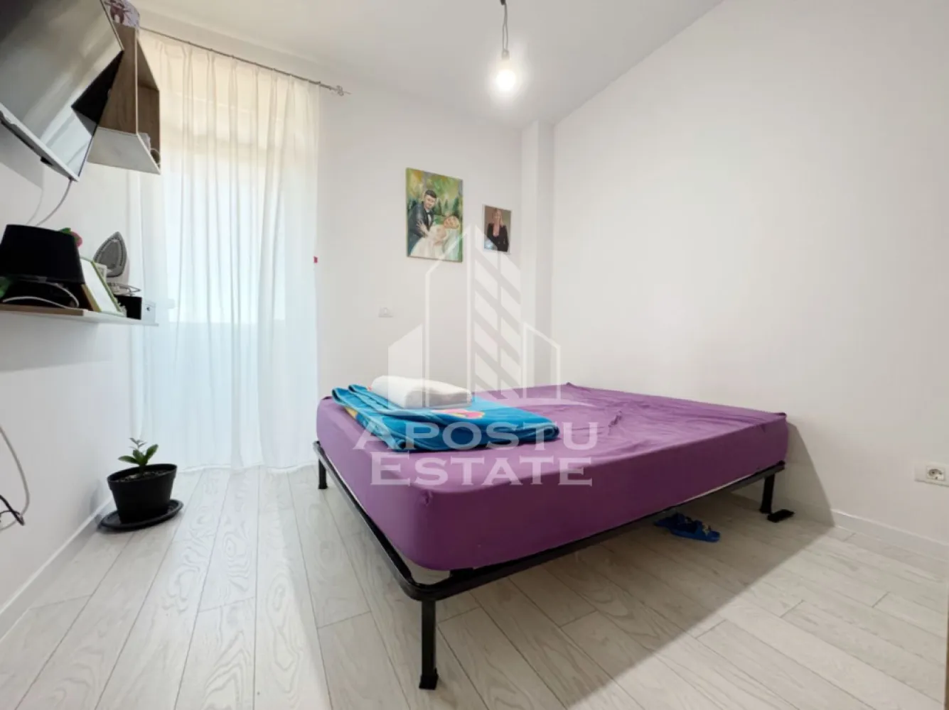 Apartament 3 camere de vanzare, 68mp utili + 2 balcoane -Calea Urseni - APOSTU ESTATE va propune spre vanzare un penthouse dispus pe 2 niveluri cu 3 camere si 2 bai, situat in Giroc, foarte aproape de Zone 2 la asfalt.
Drumul de acces spre imobil este asfaltat. In apropiere sunt magazine si supermarket-uri precum: Profi, Lidl, magazin alimentar, scoala si gradinita la o distanta de 3 minute, acces facil la mijloace de transport in comun.

Imobilul este situat la etajul 2/3 .

Suprafata este de 68 mp utili + 2 balcoane de 5mp fiecare si dispune de loc de parcare in CF.

Compartimentare:

 - hol acces 
 - living 
 - bucatarie
 - dormitor
 - baie cu dus 
 - dormitor
 - baie cu cada 

Detalii tehnice:
- constructie realizata in anul 2022 din caramida Porotherm de 30 cm.
- exterior izolat cu polistiren de 10 cm eps 80.
- geamuri tripan cu 3 sticle pentru izolare fonica si termica superioara, foarte mari si luminoase dotate cu site, modele actuale.
- centrala proprie pe gaz, sistem eficient de incalzire prin pardoseala + termostat ambiental.
- aparataje modulare Gewiss.
- usa acces securizata, usi interioare.
- loc de parcare in CF.

Utilitati complete: curent, apa de la retea, canalizare, gaz, internet prin fibra optica, cablu Tv.

Pret : 138.000 Euro negociabil
Pentru mai multe detalii nu ezitati sa ne contactati!

Acceptam orice fel de credit bancar. Oferim consultanta si solutii financiare prin colaboratorii nostri pentru a obtine cel mai avantajos credit Ipotecar sau Noua Casa.

Va asteptam cu drag la o vizionare chiar astazi!
CP 3117751