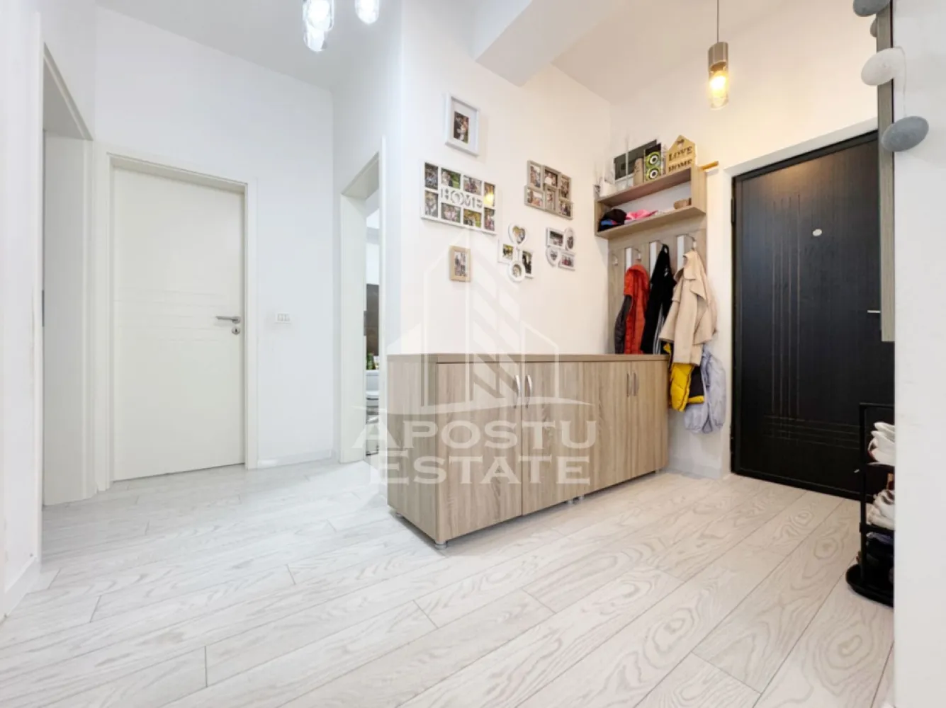 Apartament 3 camere de vanzare, 68mp utili + 2 balcoane -Calea Urseni - APOSTU ESTATE va propune spre vanzare un penthouse dispus pe 2 niveluri cu 3 camere si 2 bai, situat in Giroc, foarte aproape de Zone 2 la asfalt.
Drumul de acces spre imobil este asfaltat. In apropiere sunt magazine si supermarket-uri precum: Profi, Lidl, magazin alimentar, scoala si gradinita la o distanta de 3 minute, acces facil la mijloace de transport in comun.

Imobilul este situat la etajul 2/3 .

Suprafata este de 68 mp utili + 2 balcoane de 5mp fiecare si dispune de loc de parcare in CF.

Compartimentare:

 - hol acces 
 - living 
 - bucatarie
 - dormitor
 - baie cu dus 
 - dormitor
 - baie cu cada 

Detalii tehnice:
- constructie realizata in anul 2022 din caramida Porotherm de 30 cm.
- exterior izolat cu polistiren de 10 cm eps 80.
- geamuri tripan cu 3 sticle pentru izolare fonica si termica superioara, foarte mari si luminoase dotate cu site, modele actuale.
- centrala proprie pe gaz, sistem eficient de incalzire prin pardoseala + termostat ambiental.
- aparataje modulare Gewiss.
- usa acces securizata, usi interioare.
- loc de parcare in CF.

Utilitati complete: curent, apa de la retea, canalizare, gaz, internet prin fibra optica, cablu Tv.

Pret : 138.000 Euro negociabil
Pentru mai multe detalii nu ezitati sa ne contactati!

Acceptam orice fel de credit bancar. Oferim consultanta si solutii financiare prin colaboratorii nostri pentru a obtine cel mai avantajos credit Ipotecar sau Noua Casa.

Va asteptam cu drag la o vizionare chiar astazi!
CP 3117751