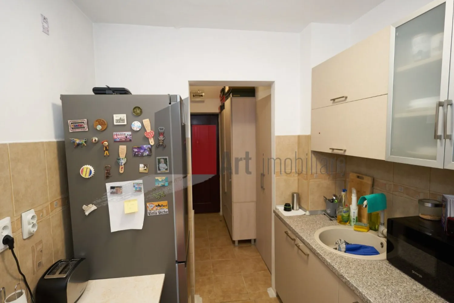Vânzare apartament 2 camere - metrou Dristor- IOR - Vă propun spre achiziție un apartament semidecomandat de 2 camere, luminos, situat la etajul 3/10.

Complet renovat, are instalațiile electrice și sanitare schimbate. Baia are geam, pentru aerisire proprie. Suprafața utilă totală este de 51,34 mp, care include și suprafața balconului, 3,77 mp. Ușile, parchetul au fost schimbate, iar balconul a fost închis.

Apartamentul se vinde mobilat și utilat.
Imobilul este izolat termic și nu este inclus în nici o clasă de risc sau de urgență.
Este situat la 10-15 minute de mers pe jos de stația de metrou Dristor, respectiv la 5 minute de Park Lake și Parcul Cuza.
Mijloacele de transport în comun sunt la mică distanță: 311, 330, 69, 79, N104, 640; 23, 27.

În apropiere sunt Școala 86, Grădinița 67, Parcul IOR, Mallul Park Lake. Imobilul beneficiază de spații verzi și locuri de joacă pentru copii.

Apartamentul este pretabil atât ca locuință, cât și ca investiție, putând fi închiriat imediat.

Pentru mai multe detalii și programarea unei vizionări, vă stau cu drag la dispoziție!