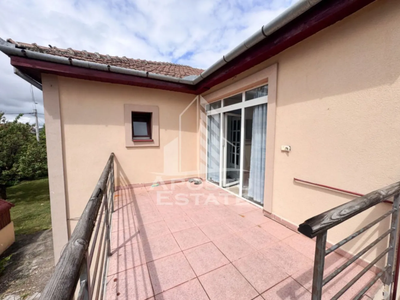 Comision 0%! Casa cu 8 camere, teren 648mp, zona Fratelia, Timisoara - Agentie imobiliara, APOSTU ESTATE va propune spre vanzare, in Reprezentare Exclusiva si comision 0% pentru cumparator, o casa individuala aflata in cartierul Fratelia, pe strada Berzei, din Timisoara.

Terenul total este de 648mp, cu un front stradal de 18ml.

Casa este dispusa pe 2 niveluri, P+E si are o suprafata utila de aproximativ 200mp, compartimentata astfel:
Parter:
- 3 camere (din care 1 sufragerie open-space cu bucatarie)
- 1 baie cu geam
- 1 hol de acces

Extindere parter:
- 1 camera
- 1 baie cu geam
- 1 bucatarie
- 1 camara
- 1 spatiu de depozitare

Etaj:
- 3 camere
- 2 bai cu geam
- 1 bucatarie
- 1 camara
- 1 balcon
- 1 terasa

In curte este si o anexa de aproximativ 50mp, compartimentata astfel:
- 1 garaj
- 1 birou la mansarda anexei
- 1 spatiu de depozitare, facut din lemn, de aproximativ 10mp

Confortul termic este asigurat prin interemediul celor 2 centrale termice proprii si este sustinut de izolatia exterioara.

Proprietatea are acces la etaj, prin scara interioara, cat si prin exterior, astfel proprietatea poate fi folosita pentru 2 familii.

Avand in vedere suprafata mare utila, destinatia proprietatii poate fi schimbata pentru locatie afterschool sau gradinita, spatiu de birouri etc.

Oferim consultanta gratuita cu privire la accesarea creditelor bancare pentru achizitii imobiliare.

Nu ezitati sa ne contactati pentru stabilirea unei vizionari au alte detalii suplimentare.

ID intern: CP3120868