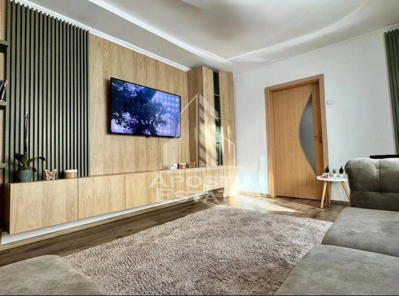 Apartament 2 camere de vanzare, etaj 1, zona Sagului, Timisoara - Agentia imobiliara APOSTU ESTATE va ofera spre vanzare un apartament modern cu 2 camere, complet mobilat si utilat, localizat in judetul Timis, Timisoara, zona Sagului.
Apartamentul are o suprafata de 49 mp utili si este situat la etajul 1 din 5 intr-un bloc cu lift.
- Hol de acces
- Bucatarie
- Debara
- Living
- Dormitor
- Baie
- Balcon
Confortul termic este asigurat prin intermediul centralei proprii pe gaz.
Zona cu numeroase facilitati si puncte de interes precum: acces rapid si usor la mijloacele de transport in comun, mall-ul Shopping City la cateva minute distanta, si alte supermarket-uri in apropiere, farmacii, institutii de invatamant, restaurante, baruri, cafenele si multe altele.
Agentia imobiliara Apostu Estate va ofera consultanta bancara gratuita prin intermediul colaboratorilor nostri pentru alegerea celui mai potrivit tip de credit, astfel incat tu sa devi noul proprietar al acestui apartament.
Va asteptam cu drag la o vizionare!
ID intern: CP3120008.