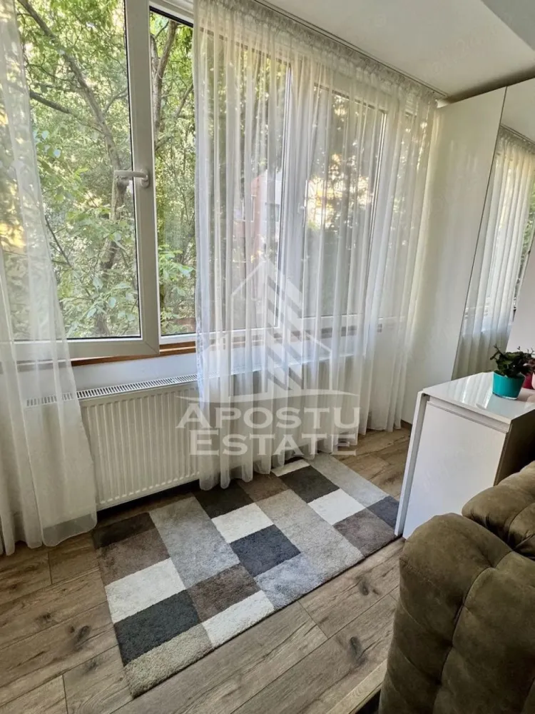 Apartament 2 camere de vanzare, etaj 1, zona Sagului, Timisoara - Agentia imobiliara APOSTU ESTATE va ofera spre vanzare un apartament modern cu 2 camere, complet mobilat si utilat, localizat in judetul Timis, Timisoara, zona Sagului.
Apartamentul are o suprafata de 49 mp utili si este situat la etajul 1 din 5 intr-un bloc cu lift.
- Hol de acces
- Bucatarie
- Debara
- Living
- Dormitor
- Baie
- Balcon
Confortul termic este asigurat prin intermediul centralei proprii pe gaz.
Zona cu numeroase facilitati si puncte de interes precum: acces rapid si usor la mijloacele de transport in comun, mall-ul Shopping City la cateva minute distanta, si alte supermarket-uri in apropiere, farmacii, institutii de invatamant, restaurante, baruri, cafenele si multe altele.
Agentia imobiliara Apostu Estate va ofera consultanta bancara gratuita prin intermediul colaboratorilor nostri pentru alegerea celui mai potrivit tip de credit, astfel incat tu sa devi noul proprietar al acestui apartament.
Va asteptam cu drag la o vizionare!
ID intern: CP3120008.