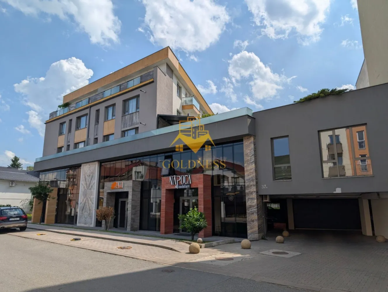 2 camere, modern, garaj, zona Centrala, Platinia, Usamv, Motilor - GOLDNESS Imobiliare va oferă spre închiriere un apartament cu 2 camere semidecomandat, aflat în cartierul Plopilor, la 5 minute pe jos de Platinia, USAMV, Cluj Arena şi parcul central. Accesul facil la transportul în comun, staţia de tramvai fiind la 2 minute de mers pe jos. Blocul , finisat în 2019, este certificat energetic clasa A, dispune de lift, curte interioară, loc de joacă. Suprafaţa utilă este de 58 mp, la care se adaugă şi un balcon de 4 mp. Compartimentarea este urmatoarea: 1 living cu bucătărie, 1 dormitor, 1 baie, 1 balcon. Apartamentul este la prima închiriere şi este dotat cu aer condiţionat, maşină de spălat rufe, maşină de spălat vase, Smart TV. Se inchiriaza complet mobilat si utilat cu: mobilier modern executat la comandă şi electrocasnice de ultimă generaţie. Orientarea acestuia este spre Sud-Est. Dispune de parcare subterana !. Dacă va interesează aceasta oferta ne puteți contacta la numărul de telefon de mai sus. Va așteptăm la vizionare! CP2322056
Se poate inchiria parcare subterana cu 50 euro!
Pentru intermediere se percepe un comision de 50% din prețul chiriei!