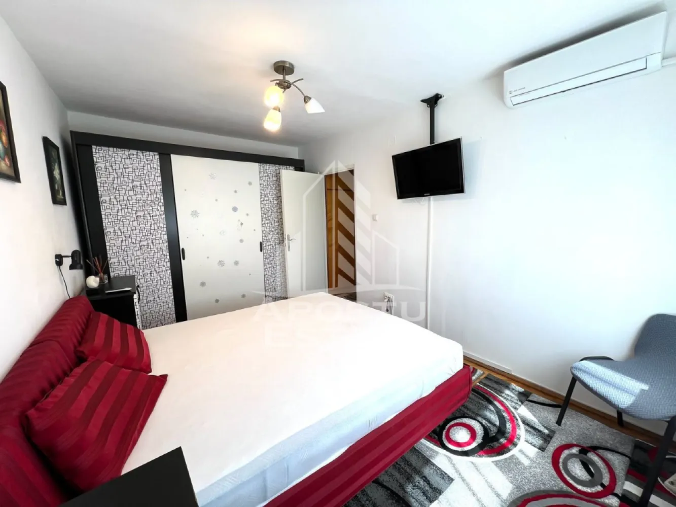 Apartament cu 3 camere de inchiriat, centrala proprie, Girocului - Agentia imobiliara APOSTU ESTATE va propune spre inchiriere un apartament cu 3 camere, spatios si luminos, situat in zona Girocului, o zona linistita si bine pozitionata din Timisoara, potrivit pentru cupluri,familii, sau studenti care isi doresc o locuinta unde sa se simta confortabil si cu acces facil catre scoli, statii de autobuz, supermarketuri , magazine de zona, parcuri.

Suprafata utila: 70 mp
Compartimentare eficienta:
-Hol de acces generos
-Bucatarie complet mobilata si utilata, cu loc de luat masa
-Living luminos si spatios
-Dormitor mobilat si utilat
-Baie prevazuta cu cabina de dus

Confort si facilitati:
-Incalzirea apartamentului: centrala proprie
-Apartamentul este complet mobilat si utilat

Localizare:
-Timis,Timisoara, zona Girocului – acces facil spre magazine, supermarketuri, scoli, parcuri si mijloace de transport in comun.

Ideal pentru:
-Familii
-Cupluri
-Studenti

Disponibilitate: imediata
Pret chirie lunara: 450 euro negociabil
Programeaza o vizionare pentru a-ti putea imagina viitorul aici!
ID intern: CP3120598