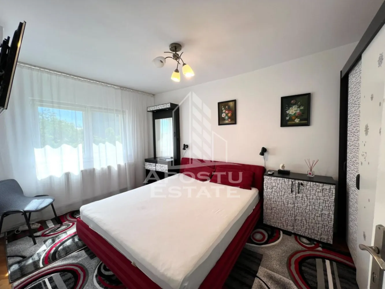 Apartament cu 3 camere de inchiriat, centrala proprie, Girocului - Agentia imobiliara APOSTU ESTATE va propune spre inchiriere un apartament cu 3 camere, spatios si luminos, situat in zona Girocului, o zona linistita si bine pozitionata din Timisoara, potrivit pentru cupluri,familii, sau studenti care isi doresc o locuinta unde sa se simta confortabil si cu acces facil catre scoli, statii de autobuz, supermarketuri , magazine de zona, parcuri.

Suprafata utila: 70 mp
Compartimentare eficienta:
-Hol de acces generos
-Bucatarie complet mobilata si utilata, cu loc de luat masa
-Living luminos si spatios
-Dormitor mobilat si utilat
-Baie prevazuta cu cabina de dus

Confort si facilitati:
-Incalzirea apartamentului: centrala proprie
-Apartamentul este complet mobilat si utilat

Localizare:
-Timis,Timisoara, zona Girocului – acces facil spre magazine, supermarketuri, scoli, parcuri si mijloace de transport in comun.

Ideal pentru:
-Familii
-Cupluri
-Studenti

Disponibilitate: imediata
Pret chirie lunara: 450 euro negociabil
Programeaza o vizionare pentru a-ti putea imagina viitorul aici!
ID intern: CP3120598