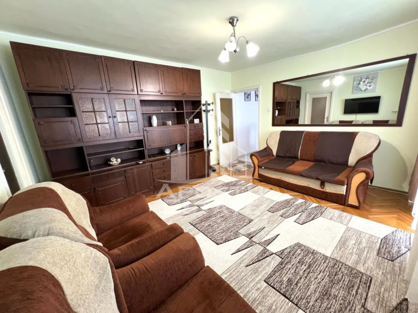 Apartament cu 3 camere de inchiriat, centrala proprie, Girocului - Agentia imobiliara APOSTU ESTATE va propune spre inchiriere un apartament cu 3 camere, spatios si luminos, situat in zona Girocului, o zona linistita si bine pozitionata din Timisoara, potrivit pentru cupluri,familii, sau studenti care isi doresc o locuinta unde sa se simta confortabil si cu acces facil catre scoli, statii de autobuz, supermarketuri , magazine de zona, parcuri.

Suprafata utila: 70 mp
Compartimentare eficienta:
-Hol de acces generos
-Bucatarie complet mobilata si utilata, cu loc de luat masa
-Living luminos si spatios
-Dormitor mobilat si utilat
-Baie prevazuta cu cabina de dus

Confort si facilitati:
-Incalzirea apartamentului: centrala proprie
-Apartamentul este complet mobilat si utilat

Localizare:
-Timis,Timisoara, zona Girocului – acces facil spre magazine, supermarketuri, scoli, parcuri si mijloace de transport in comun.

Ideal pentru:
-Familii
-Cupluri
-Studenti

Disponibilitate: imediata
Pret chirie lunara: 450 euro negociabil
Programeaza o vizionare pentru a-ti putea imagina viitorul aici!
ID intern: CP3120598