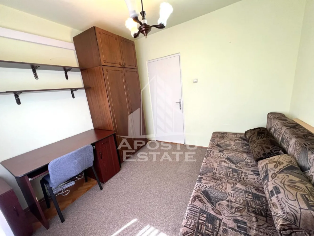 Apartament cu 3 camere de inchiriat, centrala proprie, Girocului - Agentia imobiliara APOSTU ESTATE va propune spre inchiriere un apartament cu 3 camere, spatios si luminos, situat in zona Girocului, o zona linistita si bine pozitionata din Timisoara, potrivit pentru cupluri,familii, sau studenti care isi doresc o locuinta unde sa se simta confortabil si cu acces facil catre scoli, statii de autobuz, supermarketuri , magazine de zona, parcuri.

Suprafata utila: 70 mp
Compartimentare eficienta:
-Hol de acces generos
-Bucatarie complet mobilata si utilata, cu loc de luat masa
-Living luminos si spatios
-Dormitor mobilat si utilat
-Baie prevazuta cu cabina de dus

Confort si facilitati:
-Incalzirea apartamentului: centrala proprie
-Apartamentul este complet mobilat si utilat

Localizare:
-Timis,Timisoara, zona Girocului – acces facil spre magazine, supermarketuri, scoli, parcuri si mijloace de transport in comun.

Ideal pentru:
-Familii
-Cupluri
-Studenti

Disponibilitate: imediata
Pret chirie lunara: 450 euro negociabil
Programeaza o vizionare pentru a-ti putea imagina viitorul aici!
ID intern: CP3120598