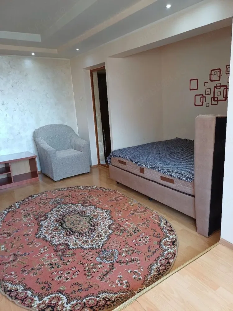 De inchiriat apartament 2 camere micro 20, et. 9, 350 euro negociabil - Se ofera spre inchiriere apartament cu 2 camere decomandate, situat în Micro 20, suprafață 55 mp, complet mobilat și utilat cu electrocasnice. NUMAI PENTRU NEFUMATORI!
Apartamentul dispune de:
- centrală proprie;
- aer condiționat;
- bucătărie modernă;
- paturi noi în ambele camere;
- mobilier nou;
- etaj 9 din 10;
- lift modernizat.
Locuința este curată, confortabilă și pregătită pentru mutare imediată.
Se încheie obligatoriu contract declarat la ANAF.
CHIRIE 350 EURO/LUNA NEGOCIABIL.
La incheierea contractului de inchiriere chiriasul va achita prima chirie, o garantie egala cu o chirie si comisionul agentiei imobiliare.
Pentru mai multe detalii, vă rog să mă contactați 0741.030.291 Marilena.
