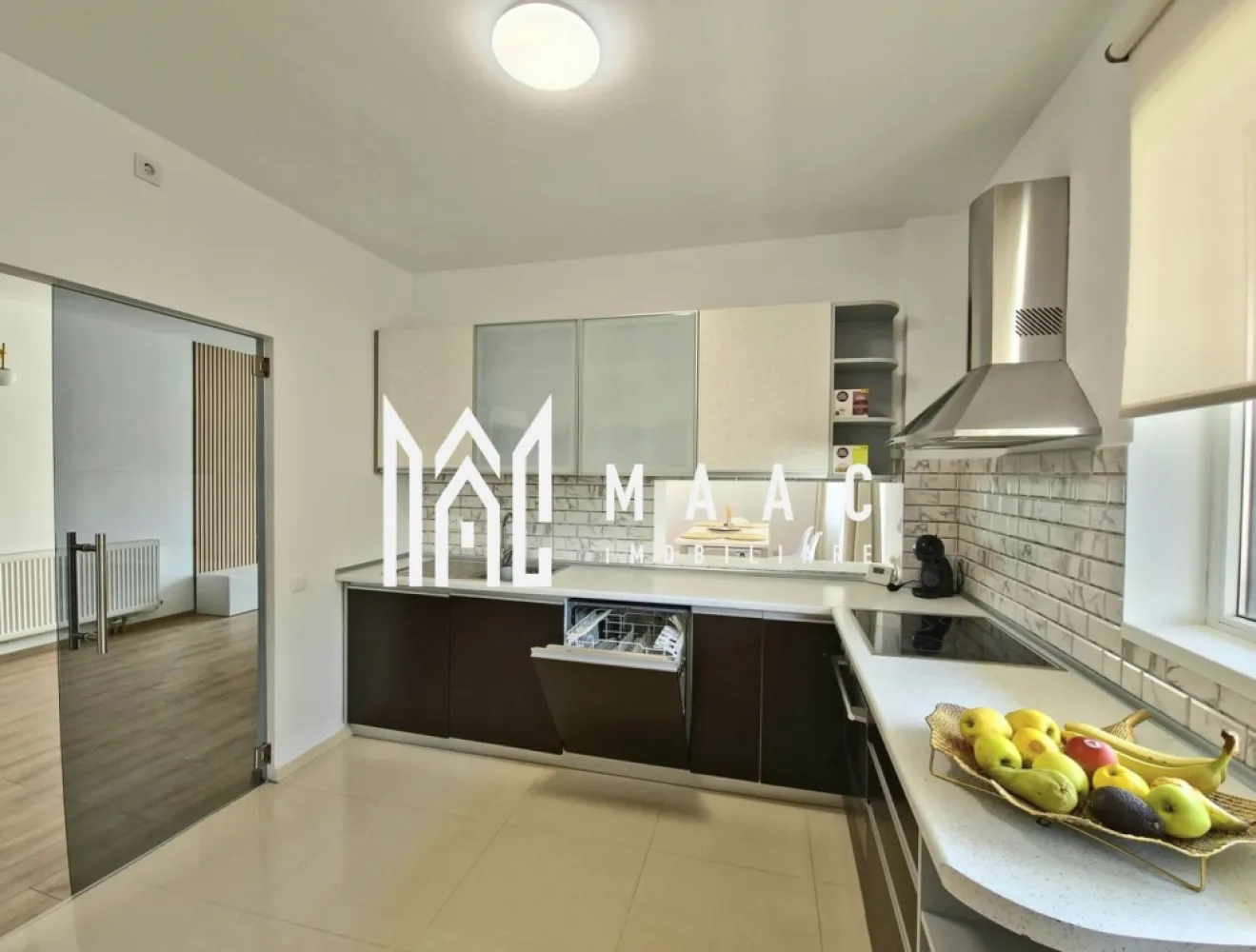 Apartament 3 camere | 3 Balcoane | 2 Bai | Hipodrom - MAAC Imobiliare va propune spre inchiriere un apartament modern cu 3 camere recent renovat,situat într-un bloc nou din cartierul Hipodrom III , la etajul 2 din 11, într-un complex rezidential.

Detalii apartament:
• Suprafață utilă: 93 m2.
• Suprafață totală: 125 m2 (include 3 terase generoase, orientate pe trei puncte cardinale).
• Compartimentare practică: 2 dormitoare, 1 living spațios, bucătărie închisă cu uși de sticlă, spațiu tehnic/depozitare adiacent bucătăriei.
• 2 băi moderne: una cu cadă, cealaltă cu duș.

Dotări și facilități:
• Complet renovat și mobilat în iunie 2025 – prima închiriere după renovare.
• 3 terase cu acces direct din fiecare cameră – lumină naturală din plin, orientare ideală spre răsărit și apus.
• Aer condiționat.
• Centrală termică proprie.
• Televizor LED cu diagonală de 140 cm.
• Mașină de spălat rufe.
• Mașină de spălat vase.
• Cuptor încorporabil. 
• Loc Parcare inclus în complex, acces cu barieră.
• Bloc dotat cu două ascensoare.
• Vecinătate liniștită, cu acces rapid la magazine, școli, mijloace de transport și zone verzi.

Se percepe o garatie in cuantumul a 2 chirii lunare.

Pentru mai multe detalii specificati telefonic ca ati vazut anuntul cu ID: CP2568388.