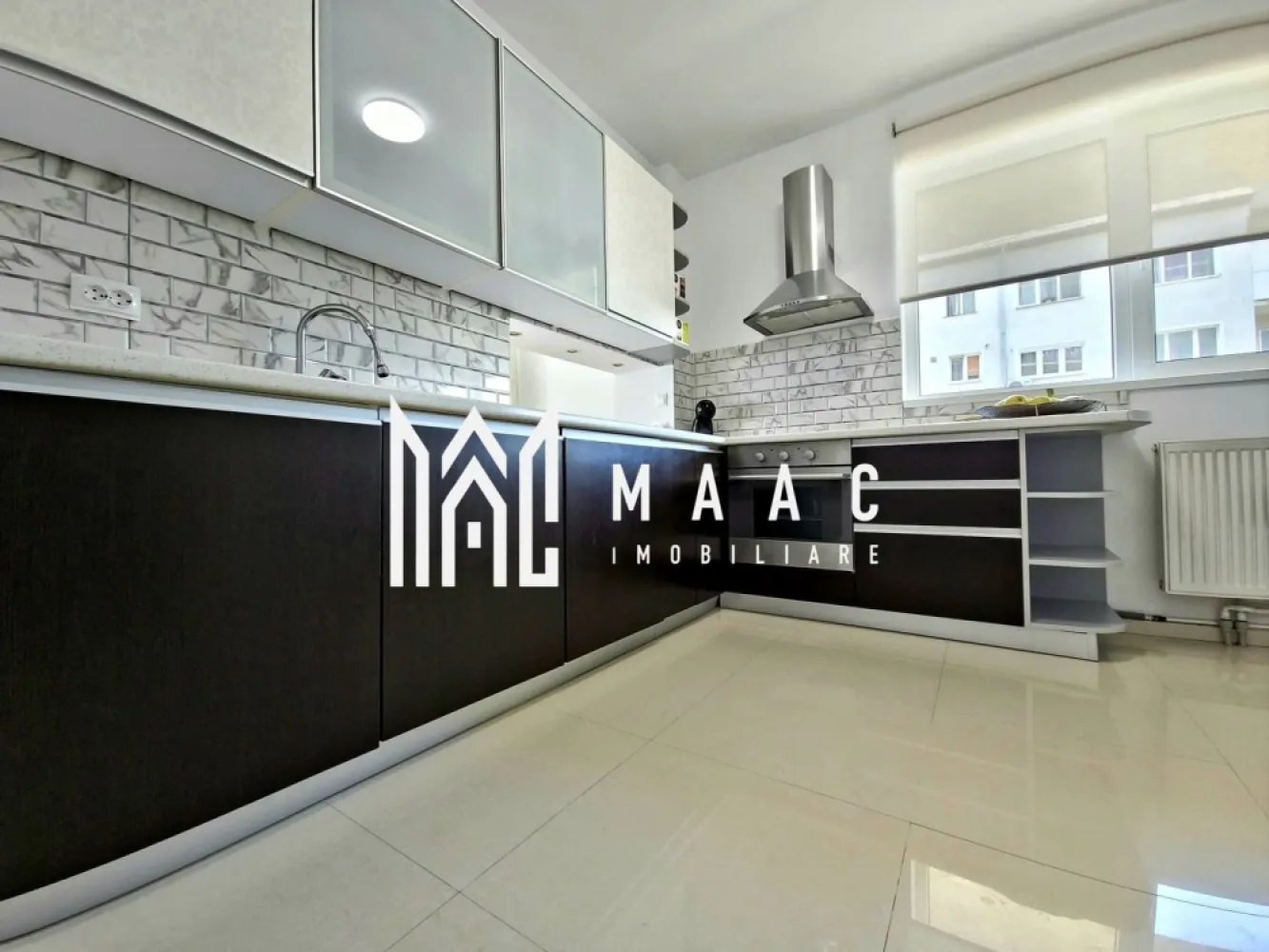 Apartament 3 camere | 3 Balcoane | 2 Bai | Hipodrom - MAAC Imobiliare va propune spre inchiriere un apartament modern cu 3 camere recent renovat,situat într-un bloc nou din cartierul Hipodrom III , la etajul 2 din 11, într-un complex rezidential.

Detalii apartament:
• Suprafață utilă: 93 m2.
• Suprafață totală: 125 m2 (include 3 terase generoase, orientate pe trei puncte cardinale).
• Compartimentare practică: 2 dormitoare, 1 living spațios, bucătărie închisă cu uși de sticlă, spațiu tehnic/depozitare adiacent bucătăriei.
• 2 băi moderne: una cu cadă, cealaltă cu duș.

Dotări și facilități:
• Complet renovat și mobilat în iunie 2025 – prima închiriere după renovare.
• 3 terase cu acces direct din fiecare cameră – lumină naturală din plin, orientare ideală spre răsărit și apus.
• Aer condiționat.
• Centrală termică proprie.
• Televizor LED cu diagonală de 140 cm.
• Mașină de spălat rufe.
• Mașină de spălat vase.
• Cuptor încorporabil. 
• Loc Parcare inclus în complex, acces cu barieră.
• Bloc dotat cu două ascensoare.
• Vecinătate liniștită, cu acces rapid la magazine, școli, mijloace de transport și zone verzi.

Se percepe o garatie in cuantumul a 2 chirii lunare.

Pentru mai multe detalii specificati telefonic ca ati vazut anuntul cu ID: CP2568388.
