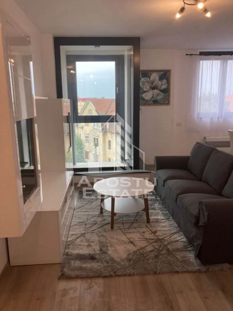 Apartament cu 2 de inchiriat, zona Take Ionescu Isho Timisoara - Agentia imobiliara APOSTU ESTATE va propune spre inchiriere un apartament cu 2 camere, spatios si luminos, situat in zona Take Ionescu in complexul rezidental Isho, o zona linistita si bine pozitionata din Timisoara,Timis. Potrivit pentru cupluri,familii , tineri care isi doresc o locuinta unde sa se simta confortabil si cu acces facil catre scoli, statii de autobuz, supermarketuri , magazine de zona, parcuri.

Suprafata utila: 50 mp

Compartimentare eficienta:

-Hol de acces generos

-Bucatarie complet mobilata si utilata

-Dormitor mobilat si utilat

-Living spatios pentru momente de relaxare

-Baie prevazuta cu cada

Confort si facilitati:

-Incalzirea apartamentului: centrala imobil

-Apartamentul este complet mobilat si utilat

Localizare:

-Timis,Timisoara, zona Take Ionescu– acces facil spre magazine, supermarketul Kaufland, scoli, parcuri si mijloace de transport in comun.

Ideal pentru:

-Familii

-Cupluri

-Tineri

-Studenti

Disponibilitate: imediata

Pret chirie lunara: 600€

Programeaza o vizionare pentru a-ti putea imagina viitorul aici!

ID intern: CP3117085