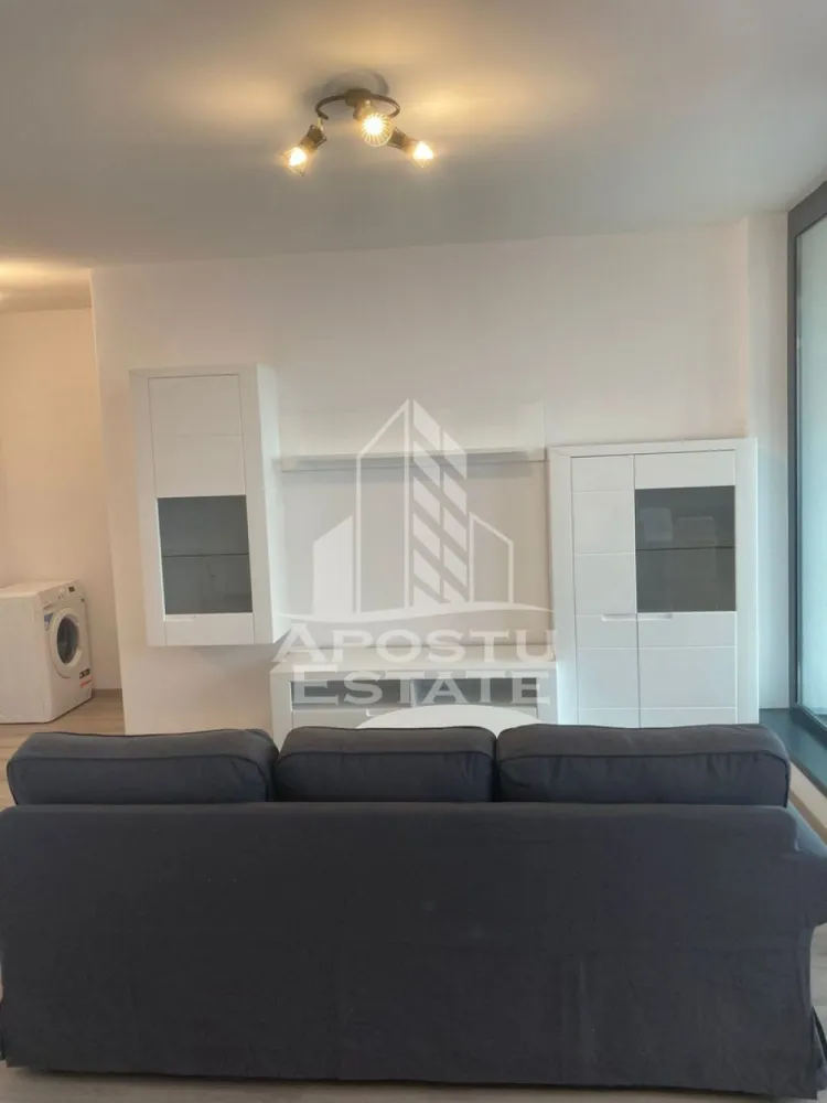 Apartament cu 2 de inchiriat, zona Take Ionescu Isho Timisoara - Agentia imobiliara APOSTU ESTATE va propune spre inchiriere un apartament cu 2 camere, spatios si luminos, situat in zona Take Ionescu in complexul rezidental Isho, o zona linistita si bine pozitionata din Timisoara,Timis. Potrivit pentru cupluri,familii , tineri care isi doresc o locuinta unde sa se simta confortabil si cu acces facil catre scoli, statii de autobuz, supermarketuri , magazine de zona, parcuri.

Suprafata utila: 50 mp

Compartimentare eficienta:

-Hol de acces generos

-Bucatarie complet mobilata si utilata

-Dormitor mobilat si utilat

-Living spatios pentru momente de relaxare

-Baie prevazuta cu cada

Confort si facilitati:

-Incalzirea apartamentului: centrala imobil

-Apartamentul este complet mobilat si utilat

Localizare:

-Timis,Timisoara, zona Take Ionescu– acces facil spre magazine, supermarketul Kaufland, scoli, parcuri si mijloace de transport in comun.

Ideal pentru:

-Familii

-Cupluri

-Tineri

-Studenti

Disponibilitate: imediata

Pret chirie lunara: 600€

Programeaza o vizionare pentru a-ti putea imagina viitorul aici!

ID intern: CP3117085