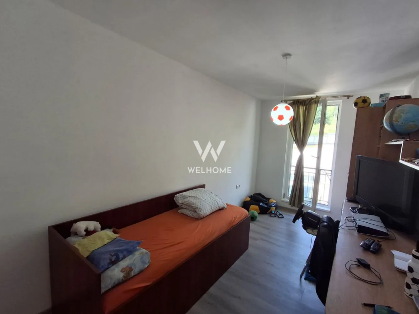 Casa noua la cheie, mobilata si utilata, Cristian - Vă prezentăm spre vânzare o casă ideală pentru o familie, situată într-o zonă liniștită, la doar 4 km de Sibiu, cu acces facil la transportul în comun și în apropiere de facilitati (magazine, scoli, piata)

Caracteristici principale:

Suprafață utilă: 88 mp
Compartimentare inteligentă: 4 camere – 3 dormitoare, 2 băi, 1 bucătărie
Curte proprie de 80 mp, perfectă pentru relaxare sau activități în aer liber
Scară interioară și etaj, oferind intimitate și spațiu bine organizat
2 locuri de parcare incluse

Confort și eficiență energetică:

Încălzire în pardoseală pentru un confort termic deosebit
Pompă de căldură – soluție modernă, economică și ecologică de încălzire
Izolație exterioară completă, pentru costuri reduse la utilități
Se vinde mobilată, gata de mutat!

Locație excelentă:

Acces rapid către Sibiu (doar 4 km)
Aproape de mijloace de transport în comun

Pret 140.000 euro negociabil

DEtalii si vizionare 0740066818 Cristina