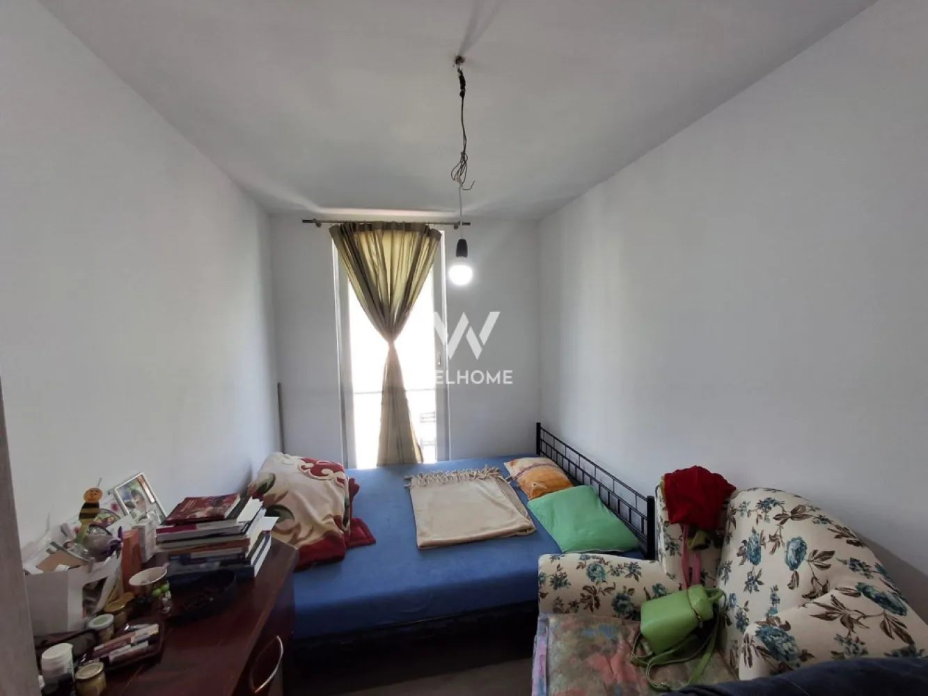 Casa noua la cheie, mobilata si utilata, Cristian - Vă prezentăm spre vânzare o casă ideală pentru o familie, situată într-o zonă liniștită, la doar 4 km de Sibiu, cu acces facil la transportul în comun și în apropiere de facilitati (magazine, scoli, piata)

Caracteristici principale:

Suprafață utilă: 88 mp
Compartimentare inteligentă: 4 camere – 3 dormitoare, 2 băi, 1 bucătărie
Curte proprie de 80 mp, perfectă pentru relaxare sau activități în aer liber
Scară interioară și etaj, oferind intimitate și spațiu bine organizat
2 locuri de parcare incluse

Confort și eficiență energetică:

Încălzire în pardoseală pentru un confort termic deosebit
Pompă de căldură – soluție modernă, economică și ecologică de încălzire
Izolație exterioară completă, pentru costuri reduse la utilități
Se vinde mobilată, gata de mutat!

Locație excelentă:

Acces rapid către Sibiu (doar 4 km)
Aproape de mijloace de transport în comun

Pret 140.000 euro negociabil

DEtalii si vizionare 0740066818 Cristina