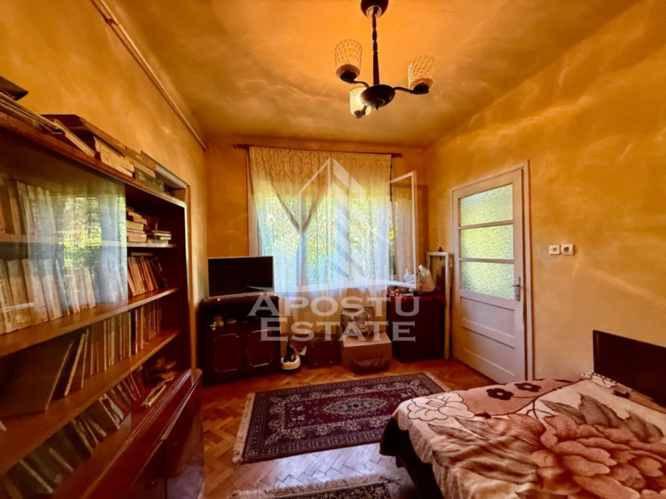 Casa individuala de vanzare, teren 332mp, zona Lunei Timisoara - Agentia imobiliara APOSTU ESTATE va propune spre vanzare o casa individuala lipita in calcan situata in zona Lunei, Timisoara, judetul Timis. 
Casa este solida, realizata integral din caramida in anul 1972 si beneficiaza de toate utilitatile. 
Dispune de un loc de parcare la strada, in fata proprietatii. 
Terenul aferent casei este de 332mp. 
Cu o suprafata utila de 69mp, este compartimentata intr-un apartament cu 2 camere, bucatarie, baie si debara cu acces in podul inalt si inca o garsoniera cu baie proprie. 
In curte se regasesc si niste anexe utilizate momentan pentru depozitare. 

Agentia imobiliara Apostu Estate va ofera consultanta bancara gratuita prin intermediul colaboratorilor nostri pentru alegerea celui mai potrivit tip de credit, astfel incat tu sa devi noul proprietar al acestui apartament.
Va asteptam cu drag la o vizionare!