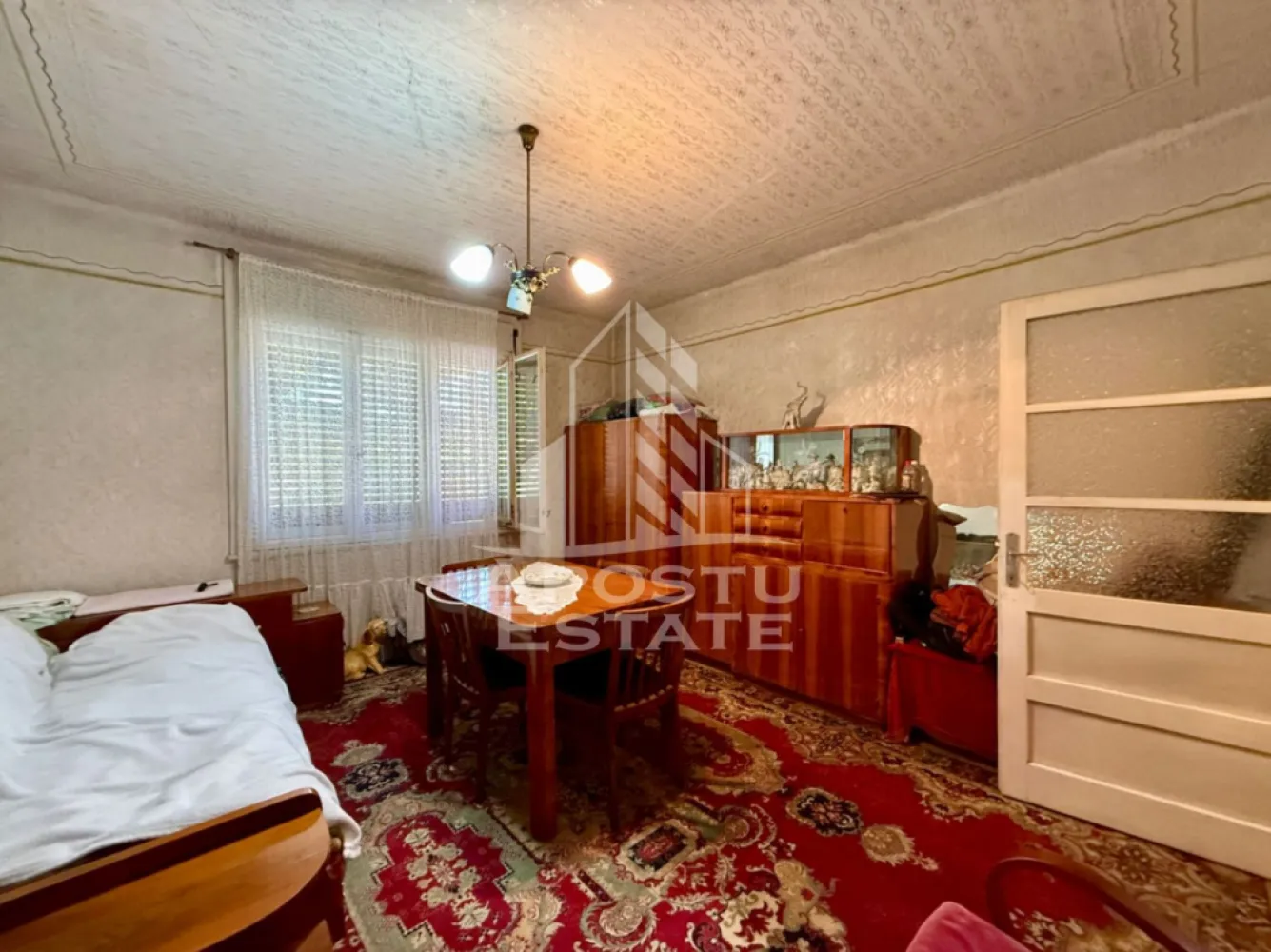 Casa individuala de vanzare, teren 332mp, zona Lunei Timisoara - Agentia imobiliara APOSTU ESTATE va propune spre vanzare o casa individuala lipita in calcan situata in zona Lunei, Timisoara, judetul Timis. 
Casa este solida, realizata integral din caramida in anul 1972 si beneficiaza de toate utilitatile. 
Dispune de un loc de parcare la strada, in fata proprietatii. 
Terenul aferent casei este de 332mp. 
Cu o suprafata utila de 69mp, este compartimentata intr-un apartament cu 2 camere, bucatarie, baie si debara cu acces in podul inalt si inca o garsoniera cu baie proprie. 
In curte se regasesc si niste anexe utilizate momentan pentru depozitare. 

Agentia imobiliara Apostu Estate va ofera consultanta bancara gratuita prin intermediul colaboratorilor nostri pentru alegerea celui mai potrivit tip de credit, astfel incat tu sa devi noul proprietar al acestui apartament.
Va asteptam cu drag la o vizionare!