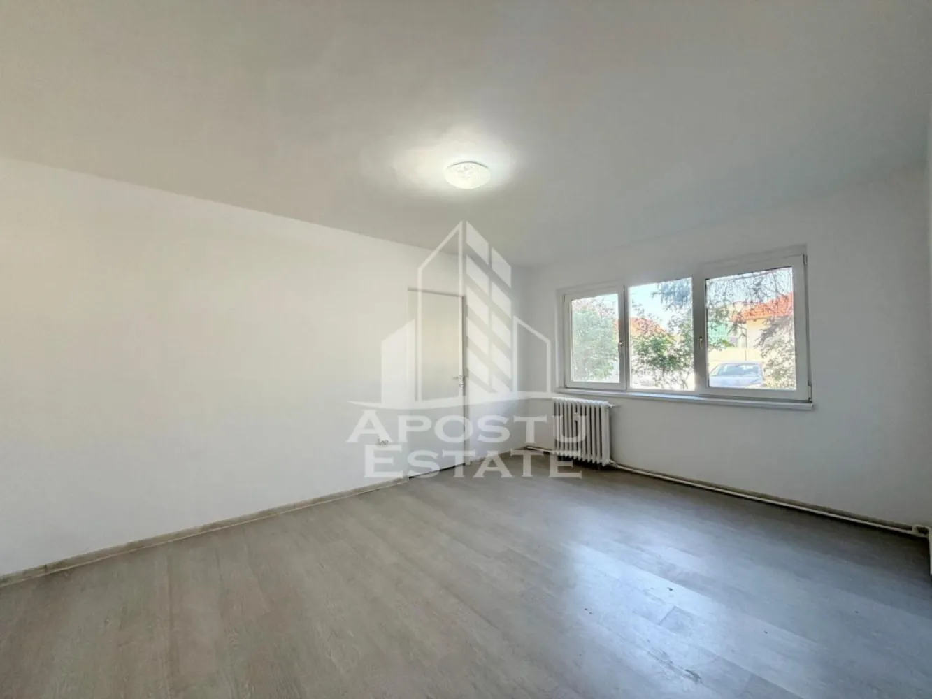 Apartament cu 2 camere de vanzare, zona Cetatii, Timisoara - Agentia imobiliara APOSTU ESTATE va propune spre vanzare un apartament semidecomandat, spatios si elegant, cu 2 camere, suprafata utila de 40 mp, situat la parterul unui imobil cu 4 etaje in zona Cetatii din Timisoara – o zona linistita, apreciata pentru accesul rapid catre principalele puncte de interes ale orasului.

Aceasta proprietate este ideala atat pentru locuinta proprie, cat si pentru investitie, datorita compartimentarii eficiente si amplasarii excelente.

Detalii proprietate:
- Suprafata utila: 40 mp
- Etaj: P/4
- Compartimentare semidecomandata
- Instalatia electrica schimbata

Compartimentare:
- Hol de acces generos, prevazut cu dressing
- Bucatarie complet mobilata si utilata, cu loc pentru servirea mesei
- Living spatios si luminos
- Dormitor matrimonial
- Baie cu cada
- Balcon

Apartamentul beneficiaza de:
- Incalzirea cu ajutorul termoficarii, repartitoare pe fiecare calorife si contor de gaz la usa cu posibilitatea de a se monta centrala proprie
Localizare:

Imobilul este situat intr-o zona foarte bine conectata, avand in apropiere:
- Supermarketuri
- Piata
- Farmacii
- Scoli si gradinite
- Restaurante si cafenele
- Mijloace de transport in comun

De asemenea, proximitatea fata de Iulius Town Timișoara creste considerabil atractivitatea apartamentului, atat pentru locuire, cat si pentru inchiriere.

Agentia Apostu Estate ofera consultanta bancara gratuita prin intermediul colaboratorilor si brokerilor de credite, pentru alegerea celei mai potrivite solutii de finantare.

Programeaza o vizionare si descopera avantajele acestui apartament primitor din zona Cetatii!

ID intern: CP3122265.