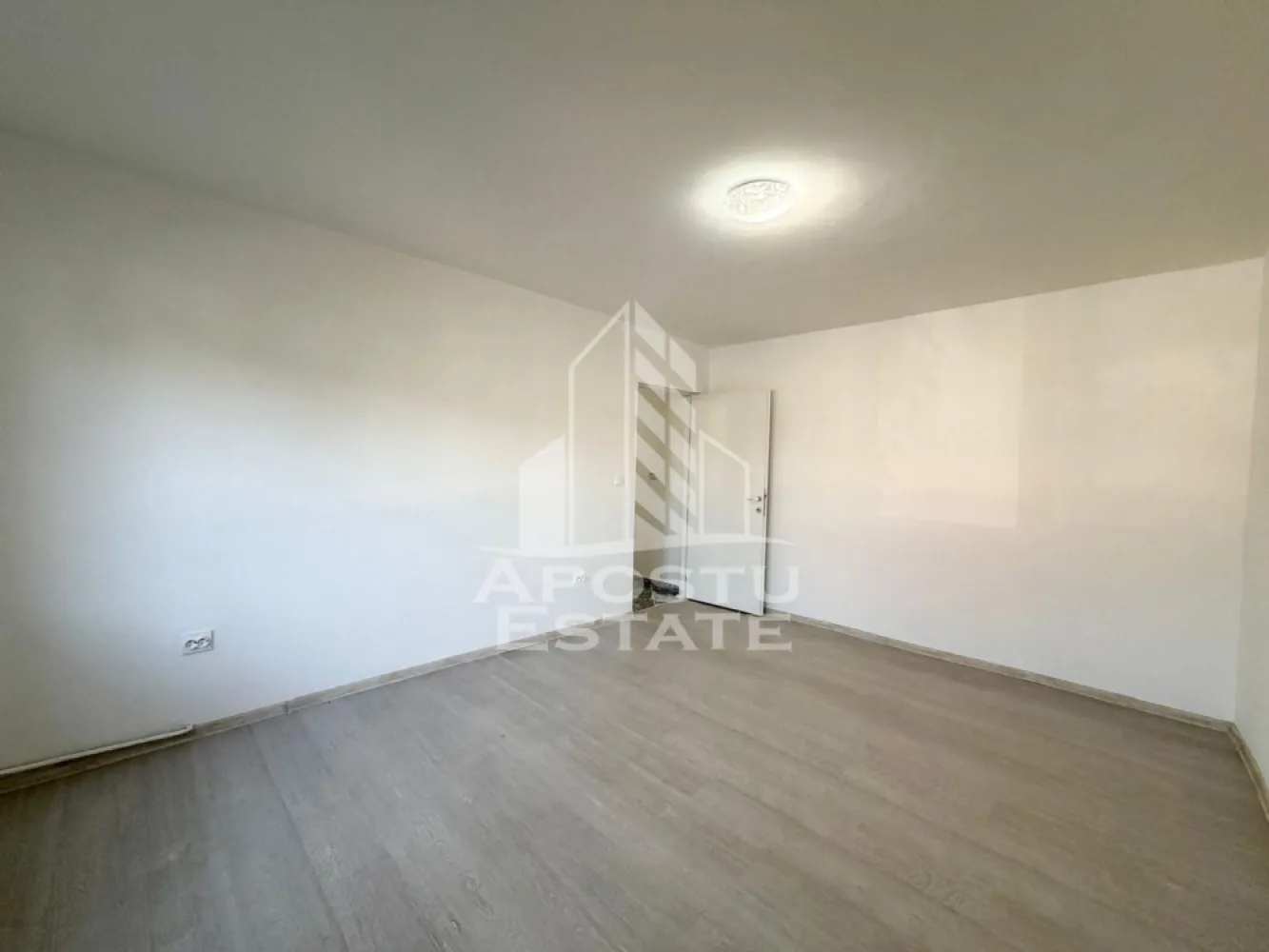 Apartament cu 2 camere de vanzare, zona Cetatii, Timisoara - Agentia imobiliara APOSTU ESTATE va propune spre vanzare un apartament semidecomandat, spatios si elegant, cu 2 camere, suprafata utila de 40 mp, situat la parterul unui imobil cu 4 etaje in zona Cetatii din Timisoara – o zona linistita, apreciata pentru accesul rapid catre principalele puncte de interes ale orasului.

Aceasta proprietate este ideala atat pentru locuinta proprie, cat si pentru investitie, datorita compartimentarii eficiente si amplasarii excelente.

Detalii proprietate:
- Suprafata utila: 40 mp
- Etaj: P/4
- Compartimentare semidecomandata
- Instalatia electrica schimbata

Compartimentare:
- Hol de acces generos, prevazut cu dressing
- Bucatarie complet mobilata si utilata, cu loc pentru servirea mesei
- Living spatios si luminos
- Dormitor matrimonial
- Baie cu cada
- Balcon

Apartamentul beneficiaza de:
- Incalzirea cu ajutorul termoficarii, repartitoare pe fiecare calorife si contor de gaz la usa cu posibilitatea de a se monta centrala proprie
Localizare:

Imobilul este situat intr-o zona foarte bine conectata, avand in apropiere:
- Supermarketuri
- Piata
- Farmacii
- Scoli si gradinite
- Restaurante si cafenele
- Mijloace de transport in comun

De asemenea, proximitatea fata de Iulius Town Timișoara creste considerabil atractivitatea apartamentului, atat pentru locuire, cat si pentru inchiriere.

Agentia Apostu Estate ofera consultanta bancara gratuita prin intermediul colaboratorilor si brokerilor de credite, pentru alegerea celei mai potrivite solutii de finantare.

Programeaza o vizionare si descopera avantajele acestui apartament primitor din zona Cetatii!

ID intern: CP3122265.
