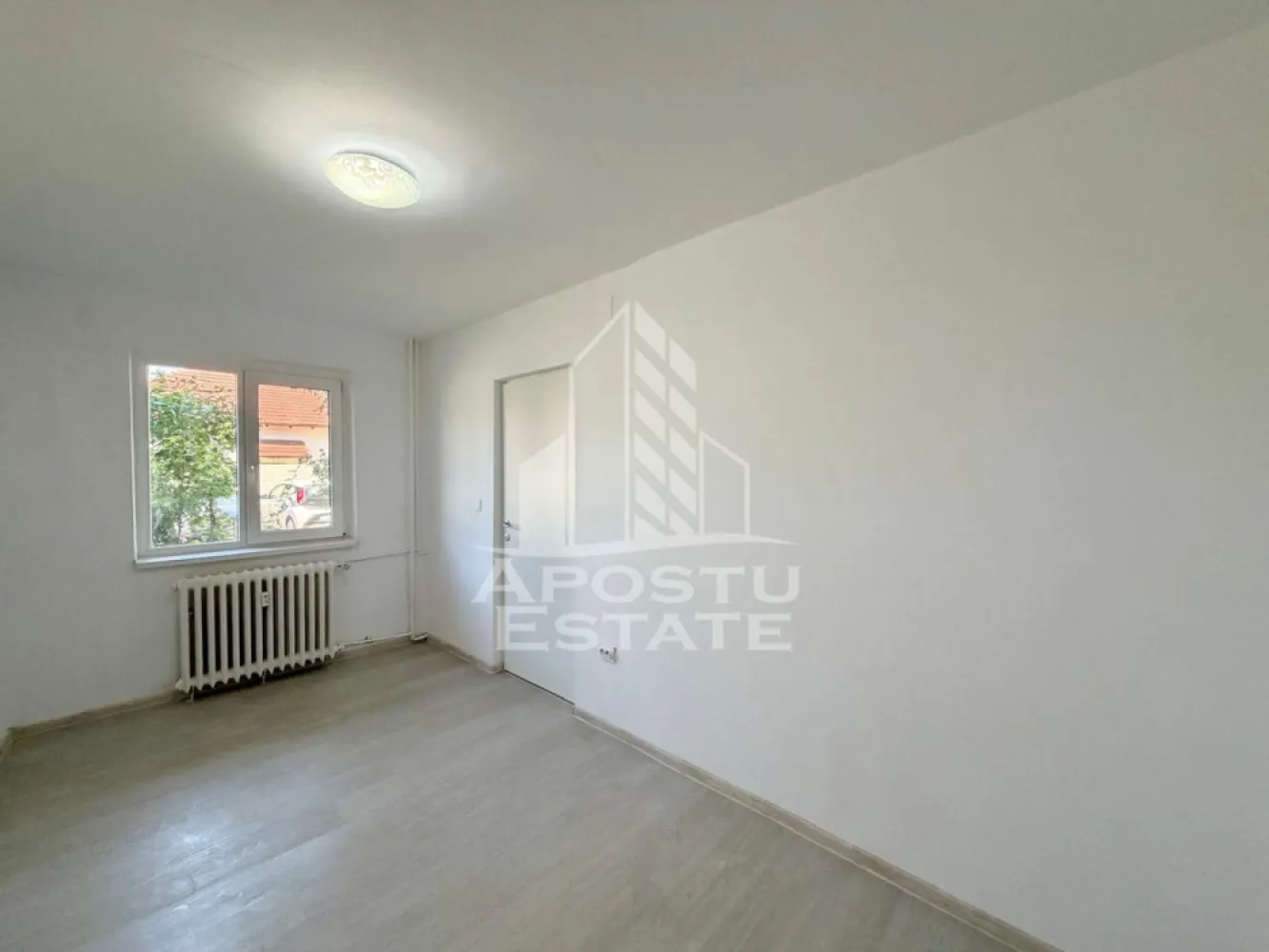 Apartament cu 2 camere de vanzare, zona Cetatii, Timisoara - Agentia imobiliara APOSTU ESTATE va propune spre vanzare un apartament semidecomandat, spatios si elegant, cu 2 camere, suprafata utila de 40 mp, situat la parterul unui imobil cu 4 etaje in zona Cetatii din Timisoara – o zona linistita, apreciata pentru accesul rapid catre principalele puncte de interes ale orasului.

Aceasta proprietate este ideala atat pentru locuinta proprie, cat si pentru investitie, datorita compartimentarii eficiente si amplasarii excelente.

Detalii proprietate:
- Suprafata utila: 40 mp
- Etaj: P/4
- Compartimentare semidecomandata
- Instalatia electrica schimbata

Compartimentare:
- Hol de acces generos, prevazut cu dressing
- Bucatarie complet mobilata si utilata, cu loc pentru servirea mesei
- Living spatios si luminos
- Dormitor matrimonial
- Baie cu cada
- Balcon

Apartamentul beneficiaza de:
- Incalzirea cu ajutorul termoficarii, repartitoare pe fiecare calorife si contor de gaz la usa cu posibilitatea de a se monta centrala proprie
Localizare:

Imobilul este situat intr-o zona foarte bine conectata, avand in apropiere:
- Supermarketuri
- Piata
- Farmacii
- Scoli si gradinite
- Restaurante si cafenele
- Mijloace de transport in comun

De asemenea, proximitatea fata de Iulius Town Timișoara creste considerabil atractivitatea apartamentului, atat pentru locuire, cat si pentru inchiriere.

Agentia Apostu Estate ofera consultanta bancara gratuita prin intermediul colaboratorilor si brokerilor de credite, pentru alegerea celei mai potrivite solutii de finantare.

Programeaza o vizionare si descopera avantajele acestui apartament primitor din zona Cetatii!

ID intern: CP3122265.