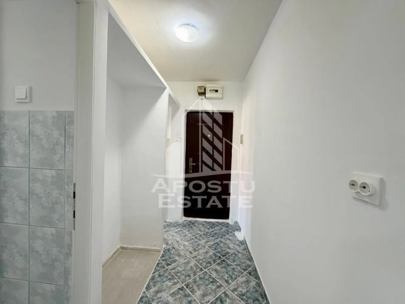 Apartament cu 2 camere de vanzare, zona Cetatii, Timisoara - Agentia imobiliara APOSTU ESTATE va propune spre vanzare un apartament semidecomandat, spatios si elegant, cu 2 camere, suprafata utila de 40 mp, situat la parterul unui imobil cu 4 etaje in zona Cetatii din Timisoara – o zona linistita, apreciata pentru accesul rapid catre principalele puncte de interes ale orasului.

Aceasta proprietate este ideala atat pentru locuinta proprie, cat si pentru investitie, datorita compartimentarii eficiente si amplasarii excelente.

Detalii proprietate:
- Suprafata utila: 40 mp
- Etaj: P/4
- Compartimentare semidecomandata
- Instalatia electrica schimbata

Compartimentare:
- Hol de acces generos, prevazut cu dressing
- Bucatarie complet mobilata si utilata, cu loc pentru servirea mesei
- Living spatios si luminos
- Dormitor matrimonial
- Baie cu cada
- Balcon

Apartamentul beneficiaza de:
- Incalzirea cu ajutorul termoficarii, repartitoare pe fiecare calorife si contor de gaz la usa cu posibilitatea de a se monta centrala proprie
Localizare:

Imobilul este situat intr-o zona foarte bine conectata, avand in apropiere:
- Supermarketuri
- Piata
- Farmacii
- Scoli si gradinite
- Restaurante si cafenele
- Mijloace de transport in comun

De asemenea, proximitatea fata de Iulius Town Timișoara creste considerabil atractivitatea apartamentului, atat pentru locuire, cat si pentru inchiriere.

Agentia Apostu Estate ofera consultanta bancara gratuita prin intermediul colaboratorilor si brokerilor de credite, pentru alegerea celei mai potrivite solutii de finantare.

Programeaza o vizionare si descopera avantajele acestui apartament primitor din zona Cetatii!

ID intern: CP3122265.