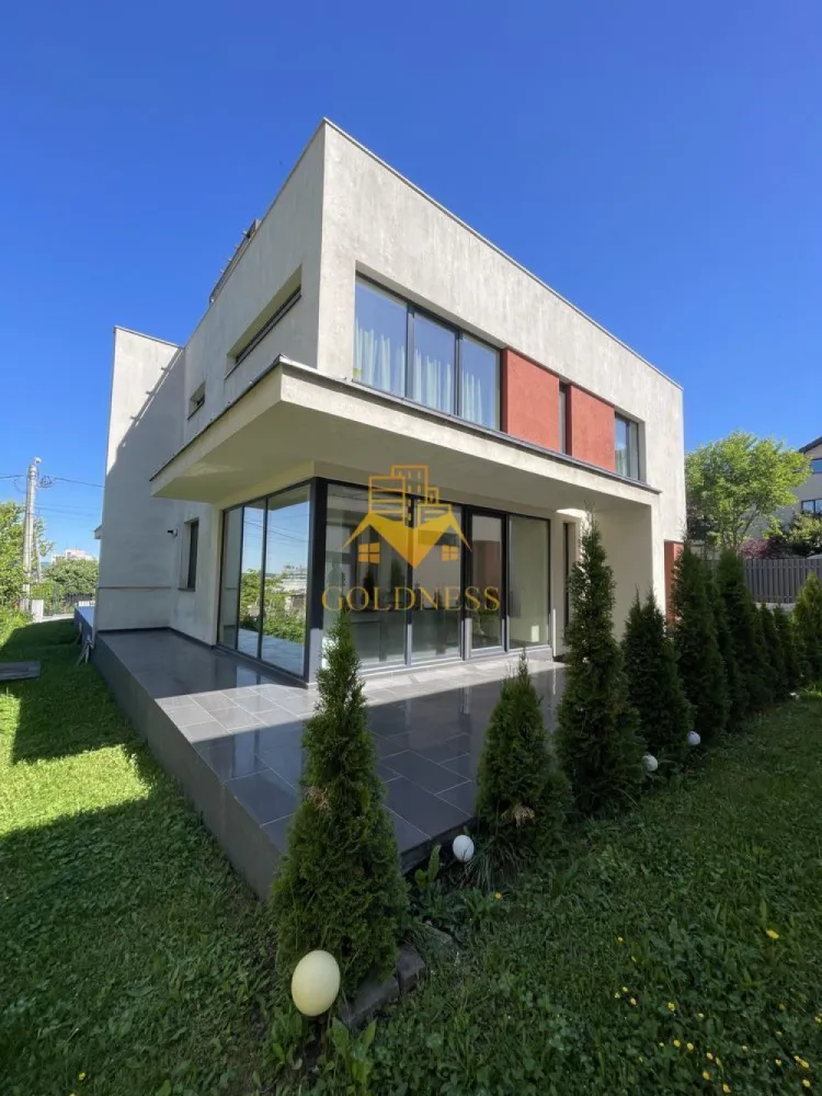 Duplex/Casa, Europa, Eugen Ionesco, Frunzișului, Observatorului, Garaj - Se oferă spre închiriere casă tip duplex, modern compartimentată, cu o suprafață utilă de 120 mp, dispusă pe P+1, ideală pentru o familie sau pentru cei care își doresc confort și spațiu bine organizat.

Locuința este compusă din living spațios cu bucătărie open-space, 3 dormitoare, 2 băi, dressing și o spectaculoasă terasă pe acoperiș de 60 mp, perfectă pentru relaxare sau petrecerea timpului liber.

Casa se închiriază complet mobilată și utilată și beneficiază de:
• loc de parcare
• garaj
• curte
• centrală termică proprie
• încălzire în pardoseală la parter

O locuință modernă, practică și confortabilă, într-un ambient plăcut și bine compartimentat.

Dacă sunteți interesați de acest apartament și doriți să îl vizionați, dar și pentru alte oferte nu ezitați să ne contactați telefonic sau prin e-mail. Vă stăm la dispoziție!
Pentru intermediere se percepe un comision de 50% din prețul chiriei!