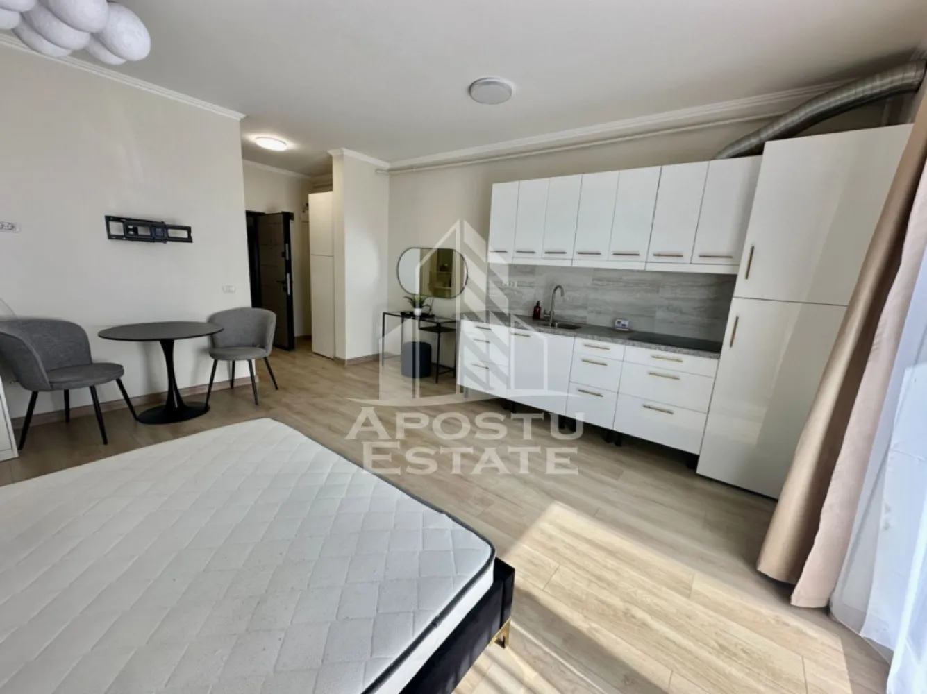 Apartament cu 1 camera, mobilat, zona centrala din Giroc - APOSTU ESTATE va ofera spre inchiriere un apartament cu 1 camera, situat la parterul unui bloc cu 3 etaje din Giroc.
Beneficiaza de o suprafata de 30 mp utili + balcon de 6 mp.
Confortul termic se realizeaza cu ajutorul centralei proprii pe gaz cu incalzire in pardoseala.
Dispune de 1 loc de parcare trecut in CF, iar accesul in parcarea interioara se face automatizat.
Camere de supraveghere pe bloc.
Se inchiriaza complet utilat si mobilat.
Clima.

Compartimentare:
- hol acces
- baie cu cabina de dus
- camera open space
- bucatarie
- balcon

Pretul este 320 euro + garantie.
Va asteptam cu drag la o vizionare!
CP 3122762